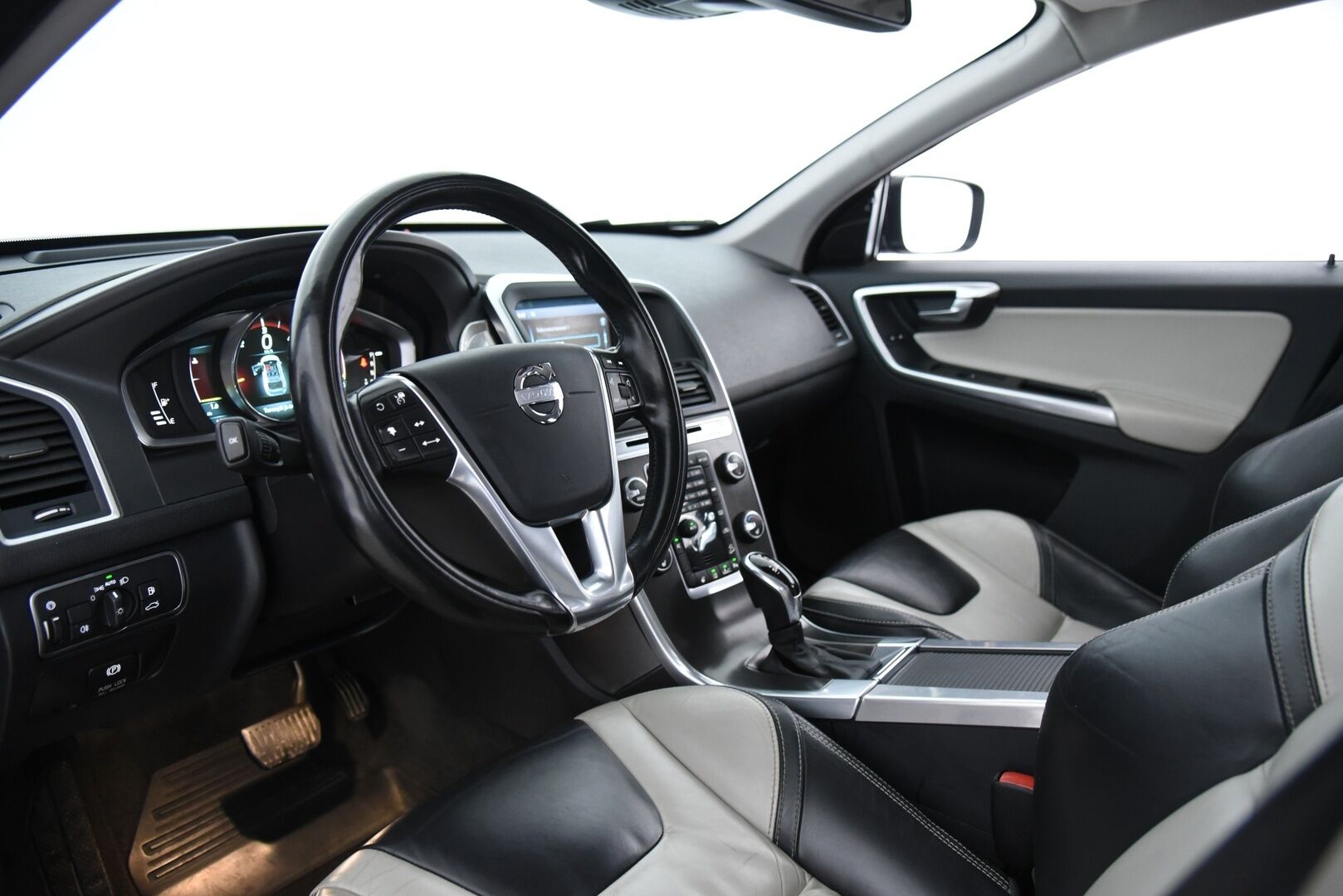 Volvo XC60 2014 D5 AWD Summum aut / Adap.vak / Vetokoukku / Blis / Sähk. takaluukku / Supervarusteltu! - Hihna vaihdettu 2025! / Suomi-auto /  Webasto / Volvo On Call - HULLUT AVAJAISHULINAT KORKOTARJOUS 3,29 %