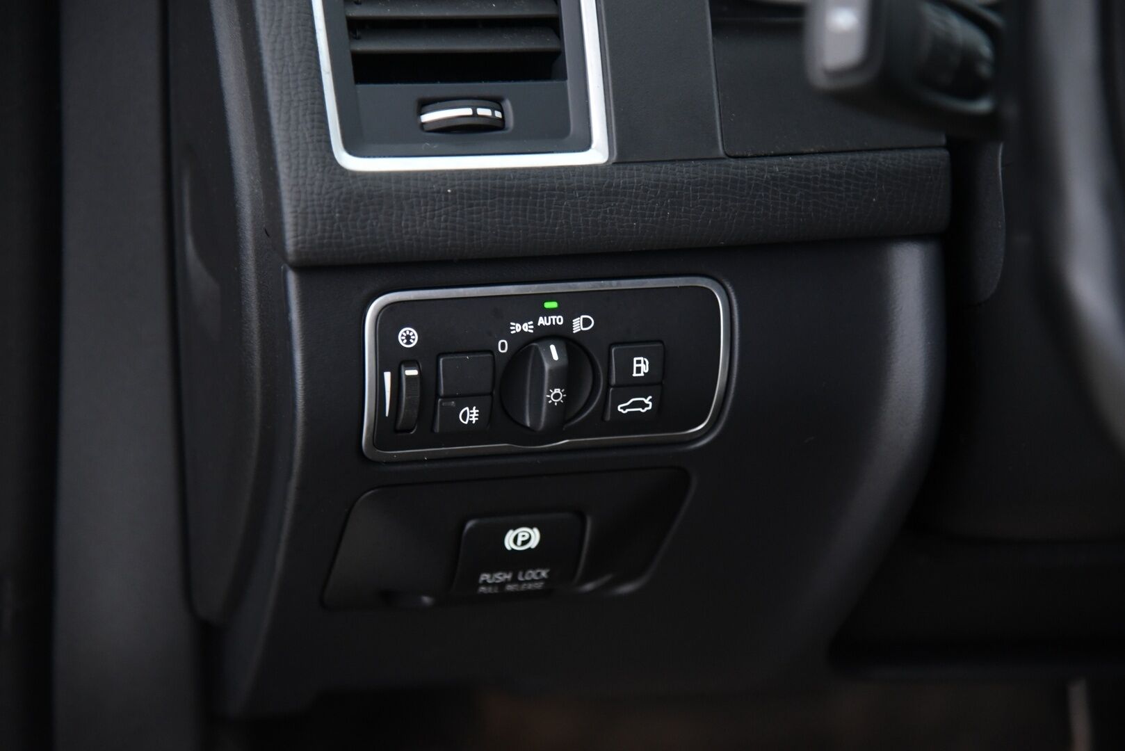 Volvo XC60 2014 D5 AWD Summum aut / Adap.vak / Vetokoukku / Blis / Sähk. takaluukku / Supervarusteltu! - Hihna vaihdettu 2025! / Suomi-auto /  Webasto / Volvo On Call - HULLUT AVAJAISHULINAT KORKOTARJOUS 3,29 %