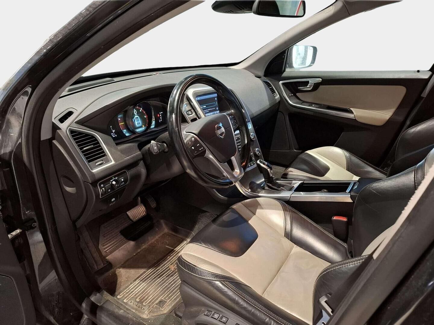 Volvo XC60 2014 D5 AWD Summum aut / Adap.vak / Vetokoukku / Blis / Sähk. takaluukku / Supervarusteltu! - Hihna vaihdettu 2025! / Suomi-auto /  Webasto / Volvo On Call 