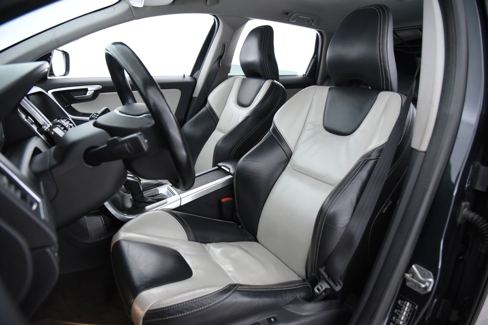 Volvo XC60 2014 D5 AWD Summum aut / Adap.vak / Vetokoukku / Blis / Sähk. takaluukku / Supervarusteltu! - Hihna vaihdettu 2025! / Suomi-auto /  Webasto / Volvo On Call - HULLUT AVAJAISHULINAT KORKOTARJOUS 3,29 %