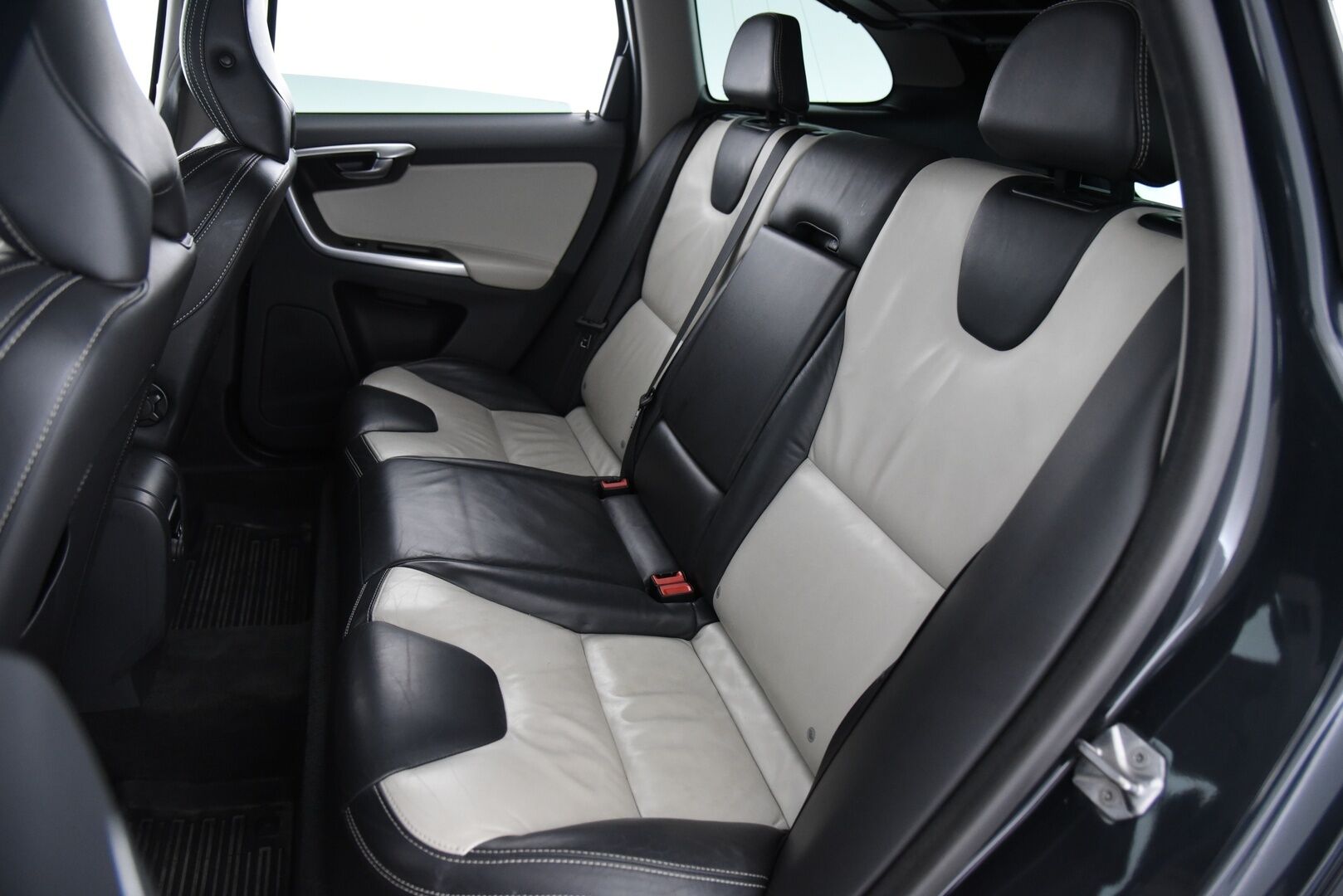 Volvo XC60 2014 D5 AWD Summum aut / Adap.vak / Vetokoukku / Blis / Sähk. takaluukku / Supervarusteltu! - Hihna vaihdettu 2025! / Suomi-auto /  Webasto / Volvo On Call - HULLUT AVAJAISHULINAT KORKOTARJOUS 3,29 %