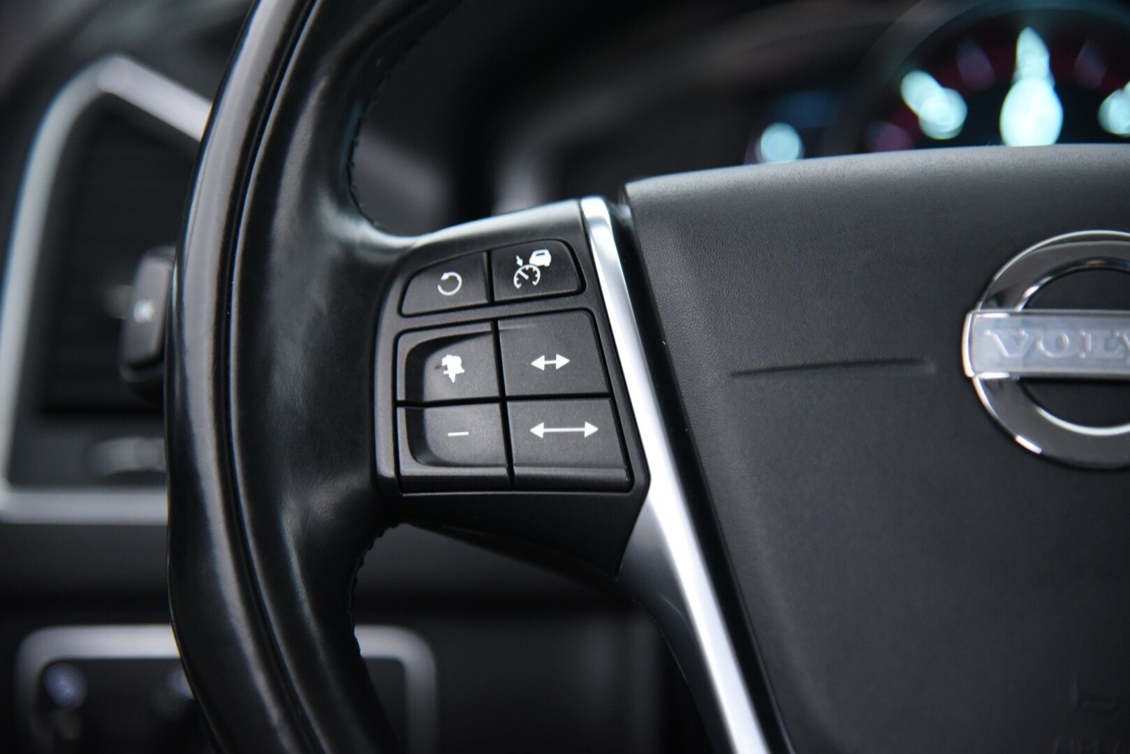 Volvo XC60 2014 D5 AWD Summum aut / Adap.vak / Vetokoukku / Blis / Sähk. takaluukku / Supervarusteltu! - Hihna vaihdettu 2025! / Suomi-auto /  Webasto / Volvo On Call - HULLUT AVAJAISHULINAT KORKOTARJOUS 3,29 %