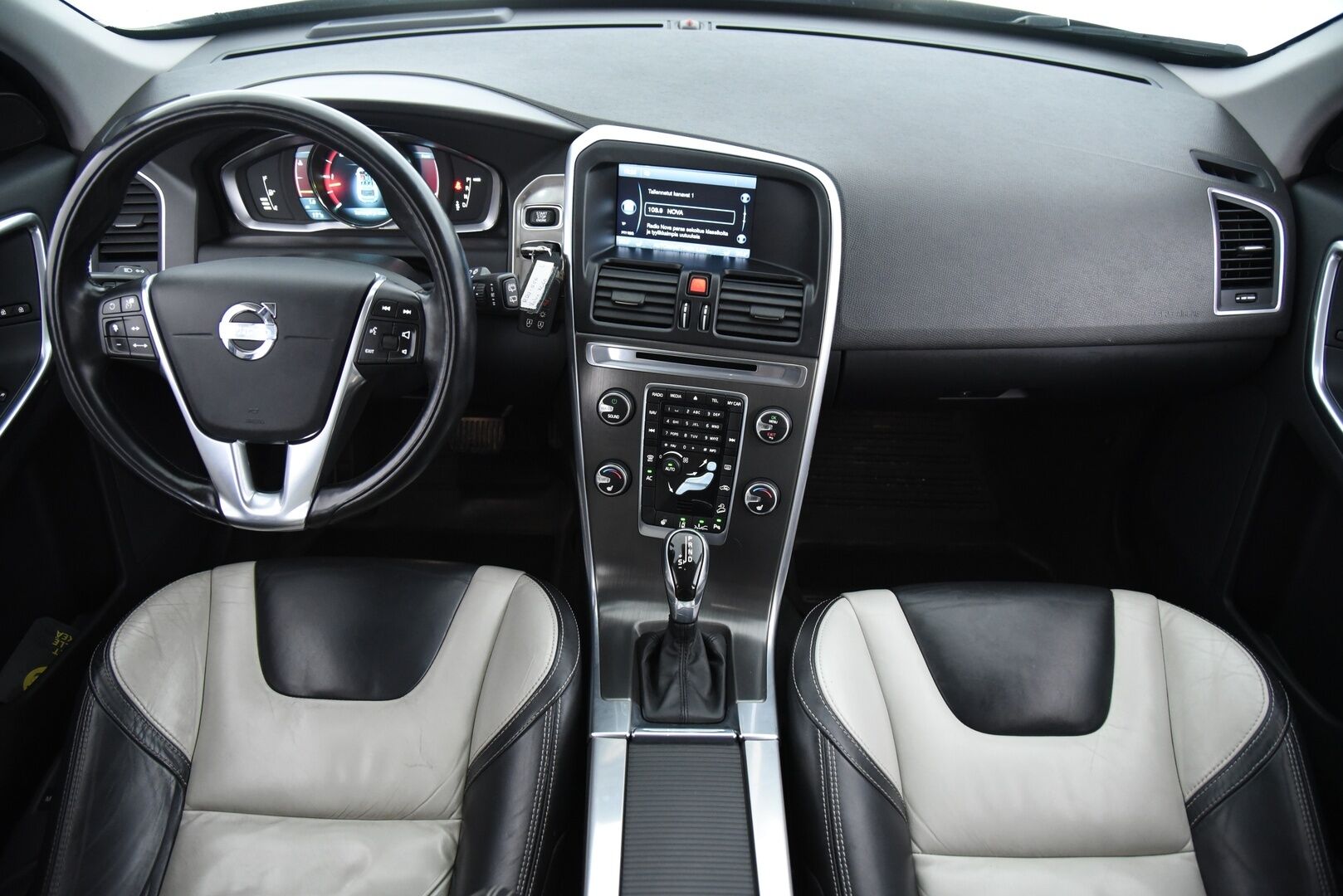 Volvo XC60 2014 D5 AWD Summum aut / Adap.vak / Vetokoukku / Blis / Sähk. takaluukku / Supervarusteltu! - Hihna vaihdettu 2025! / Suomi-auto /  Webasto / Volvo On Call - HULLUT AVAJAISHULINAT KORKOTARJOUS 3,29 %