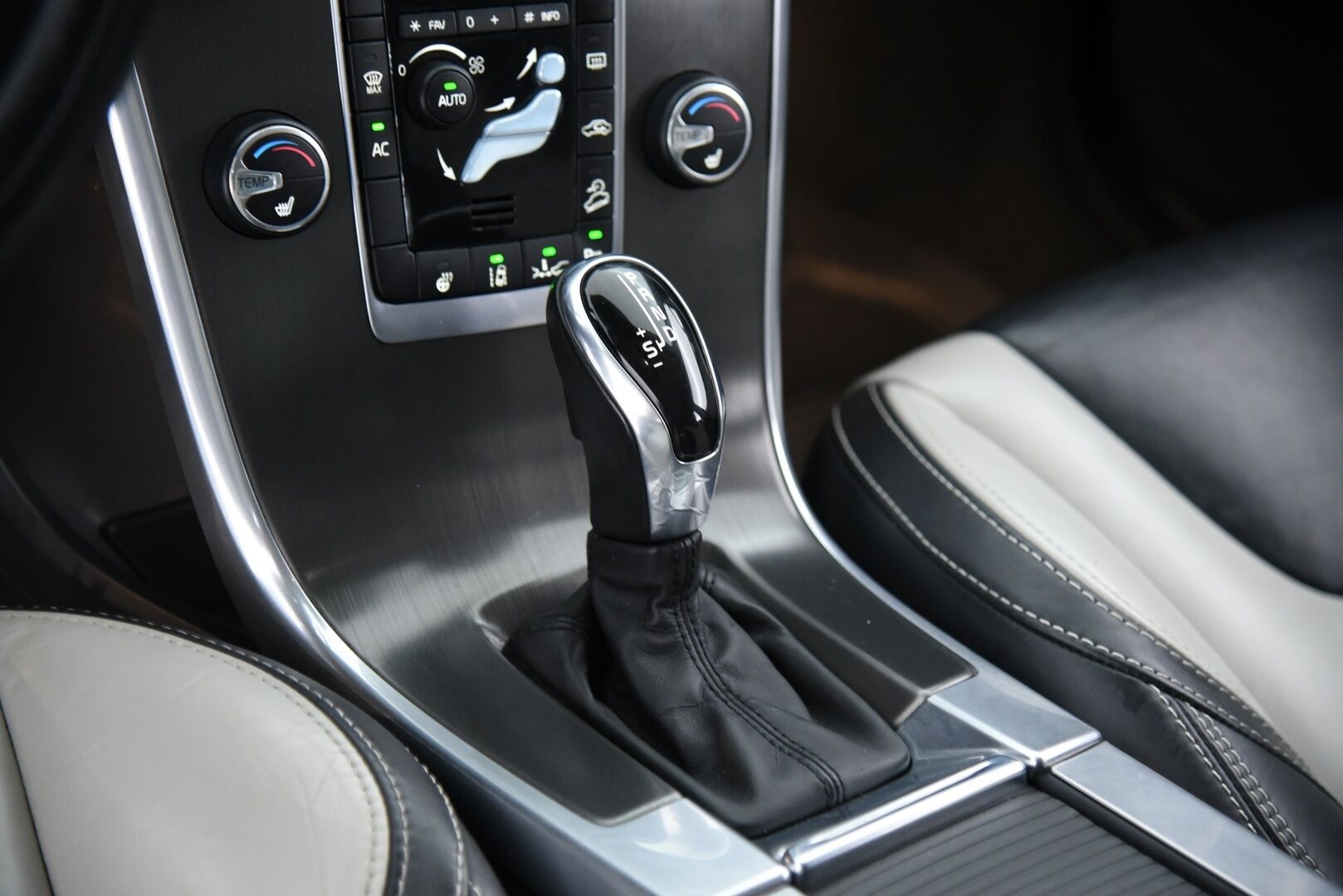 Volvo XC60 2014 D5 AWD Summum aut / Adap.vak / Vetokoukku / Blis / Sähk. takaluukku / Supervarusteltu! - Hihna vaihdettu 2025! / Suomi-auto /  Webasto / Volvo On Call - HULLUT AVAJAISHULINAT KORKOTARJOUS 3,29 %