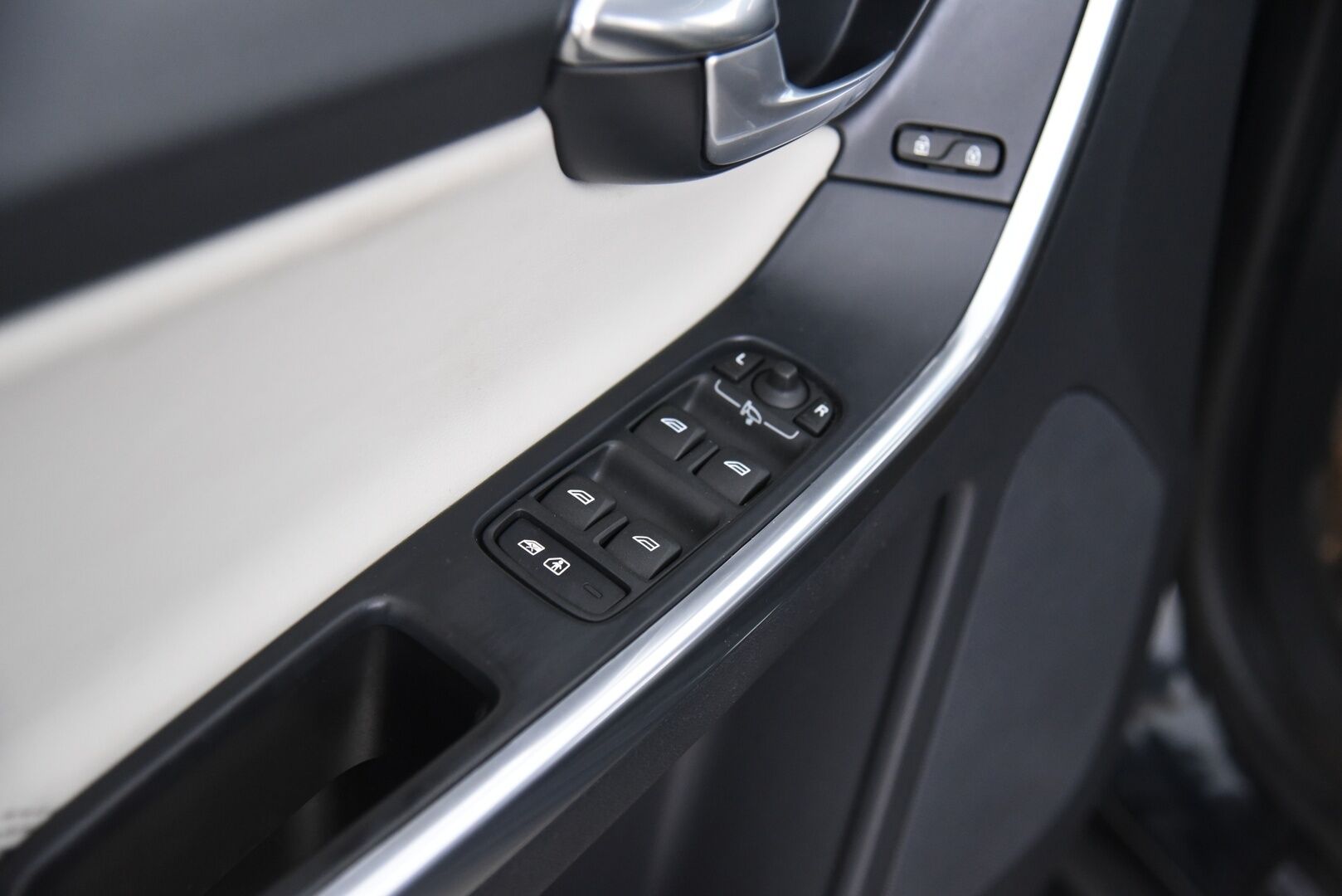 Volvo XC60 2014 D5 AWD Summum aut / Adap.vak / Vetokoukku / Blis / Sähk. takaluukku / Supervarusteltu! - Hihna vaihdettu 2025! / Suomi-auto /  Webasto / Volvo On Call - HULLUT AVAJAISHULINAT KORKOTARJOUS 3,29 %