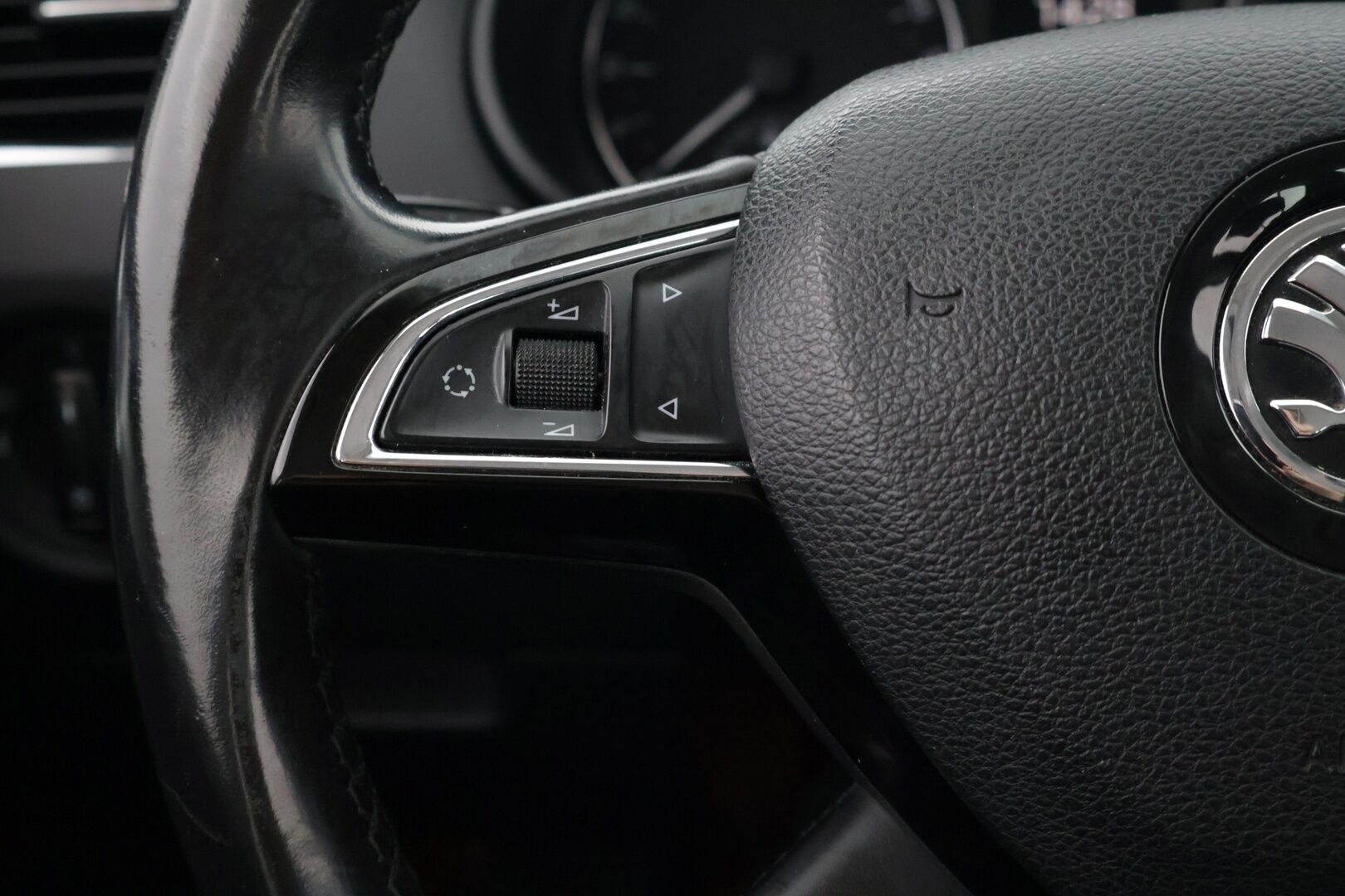 Skoda Octavia 2014 1,6 TDI Elegance * Vetokoukku / Suomi-auto / Vakkari / Lohko * - Kahdet todella hyvät renkaat!