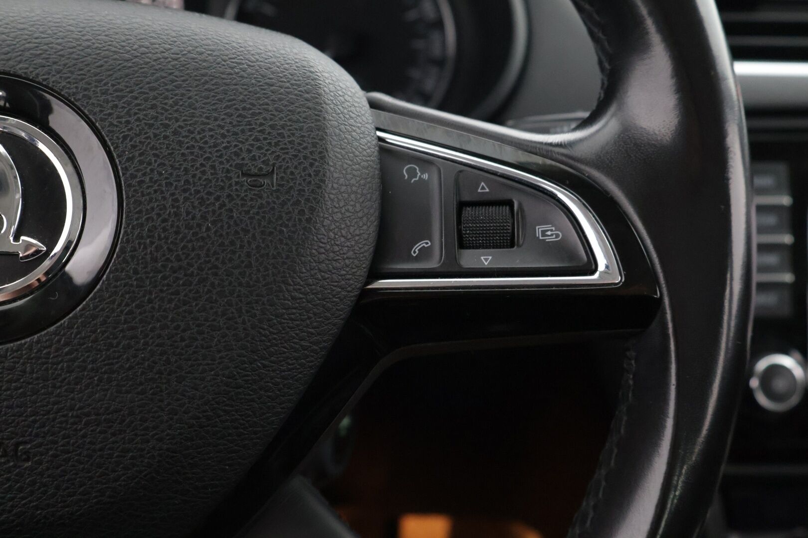 Skoda Octavia 2014 1,6 TDI Elegance * Vetokoukku / Suomi-auto / Vakkari / Lohko * - Kahdet todella hyvät renkaat!