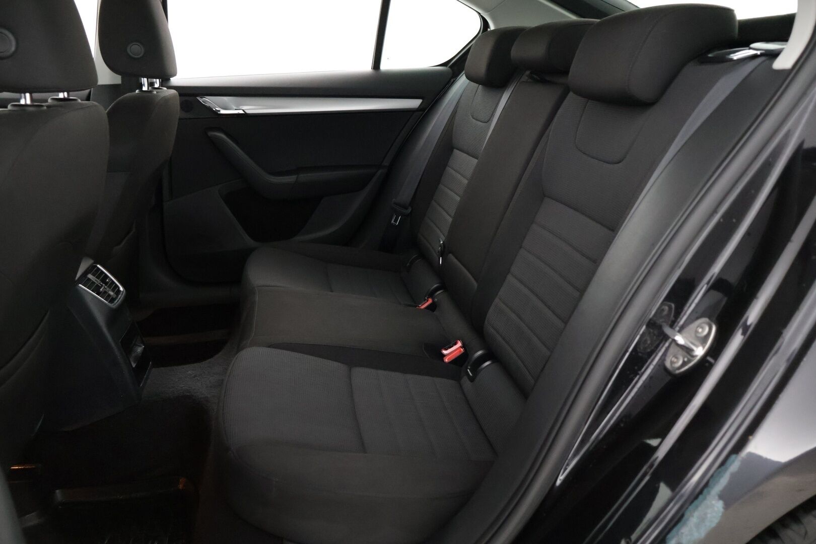 Skoda Octavia 2014 1,6 TDI Elegance * Vetokoukku / Suomi-auto / Vakkari / Lohko * - Kahdet todella hyvät renkaat!