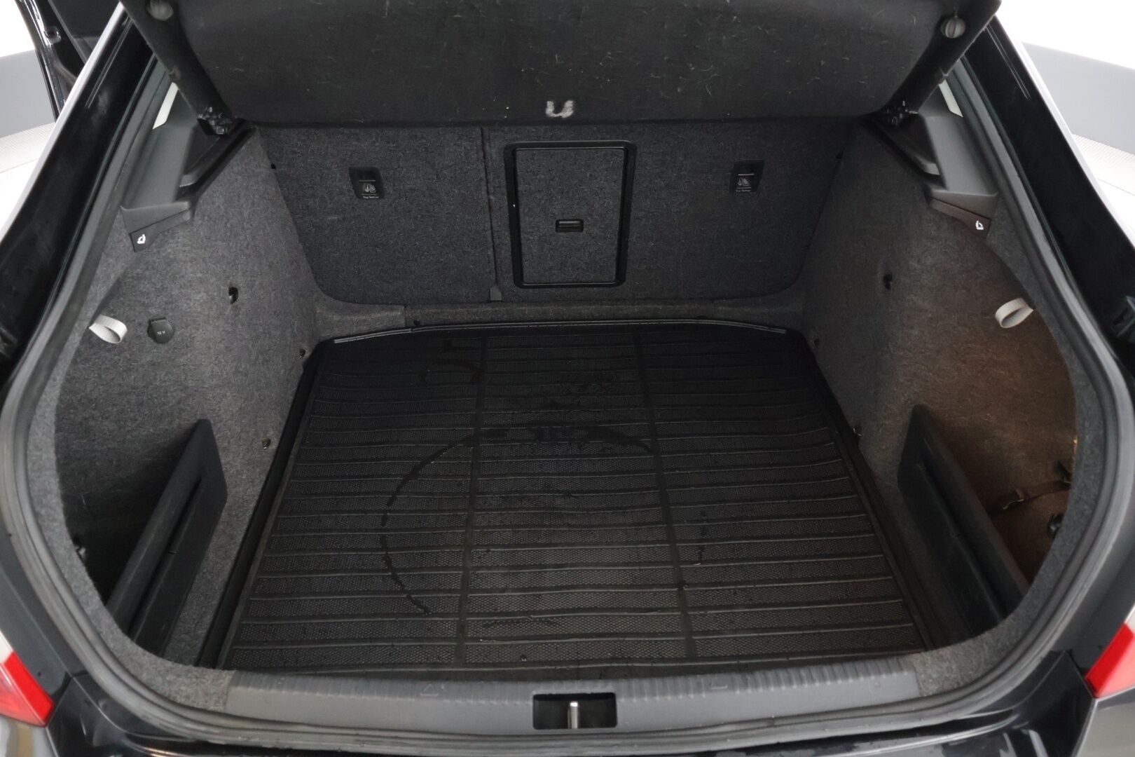 Skoda Octavia 2014 1,6 TDI Elegance * Vetokoukku / Suomi-auto / Vakkari / Lohko * - Kahdet todella hyvät renkaat!