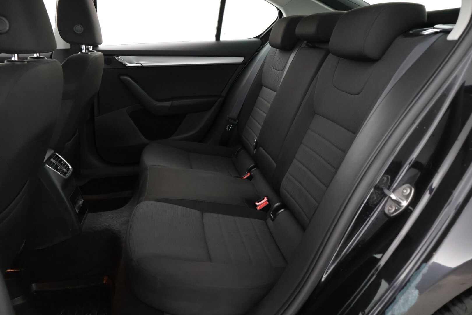 Skoda Octavia 2014 1,6 TDI Elegance - YritysOutlet - Myydään vain yrityksille * Vetokoukku / Suomi-auto / Vakkari / Lohko * - Kahdet renkaat!