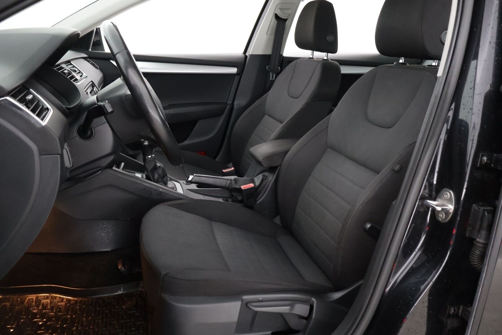 Skoda Octavia 2014 1,6 TDI Elegance * Vetokoukku / Suomi-auto / Vakkari / Lohko * - Kahdet todella hyvät renkaat!