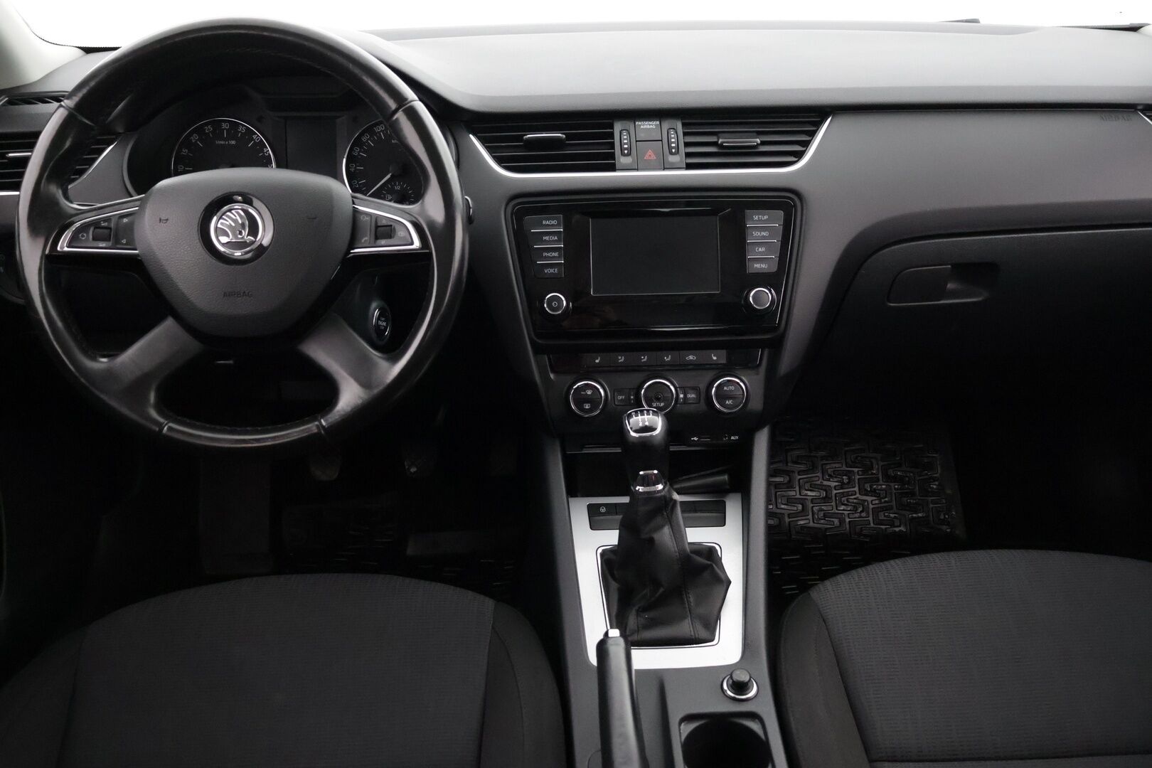 Skoda Octavia 2014 1,6 TDI Elegance * Vetokoukku / Suomi-auto / Vakkari / Lohko * - Kahdet todella hyvät renkaat!