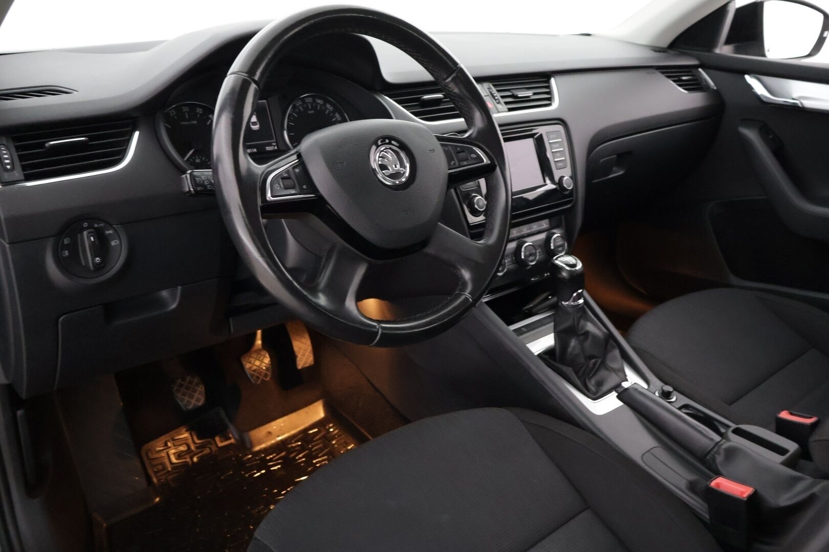 Skoda Octavia 2014 1,6 TDI Elegance * Vetokoukku / Suomi-auto / Vakkari / Lohko * - Kahdet todella hyvät renkaat!