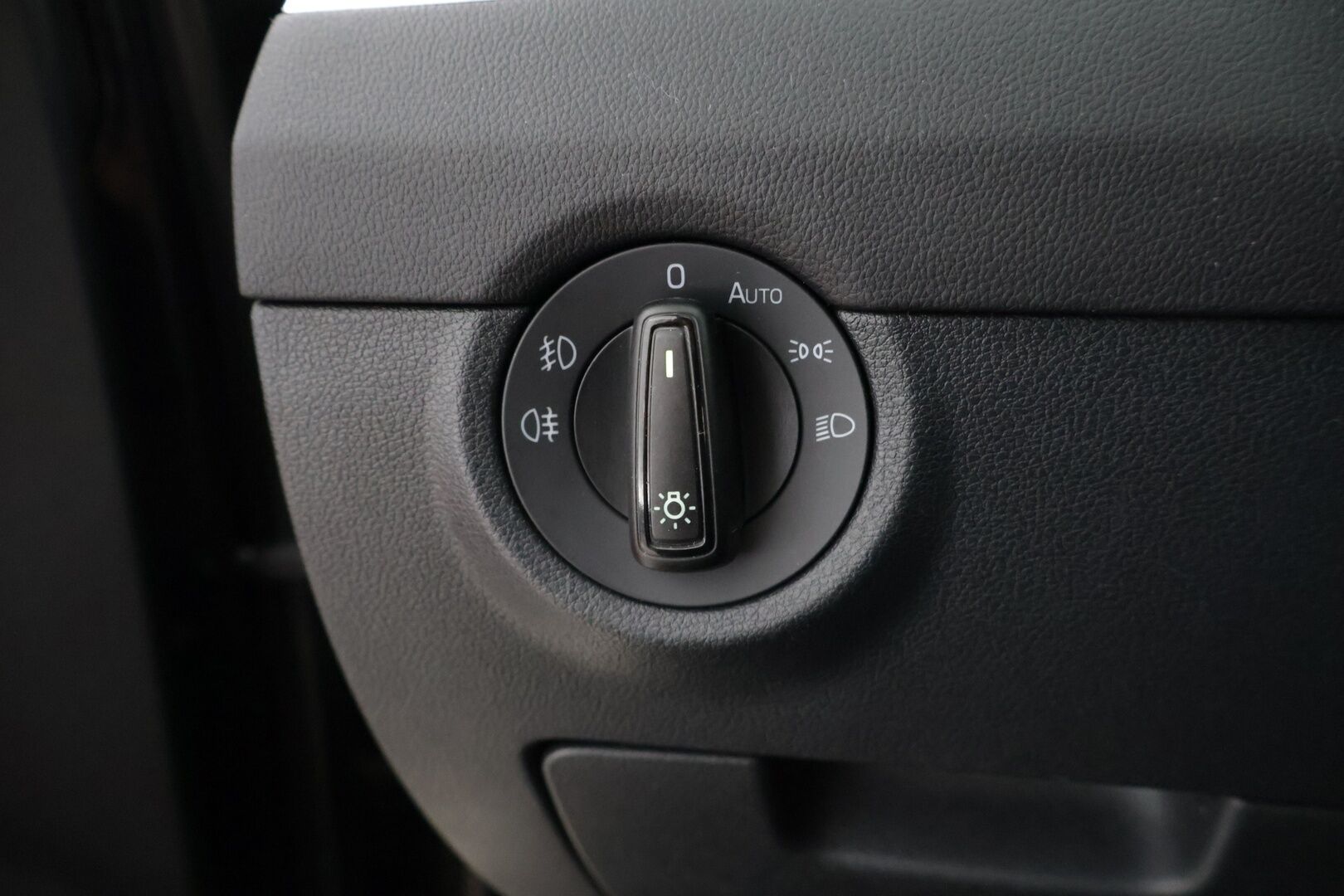 Skoda Octavia 2014 1,6 TDI Elegance * Vetokoukku / Suomi-auto / Vakkari / Lohko * - Kahdet todella hyvät renkaat!
