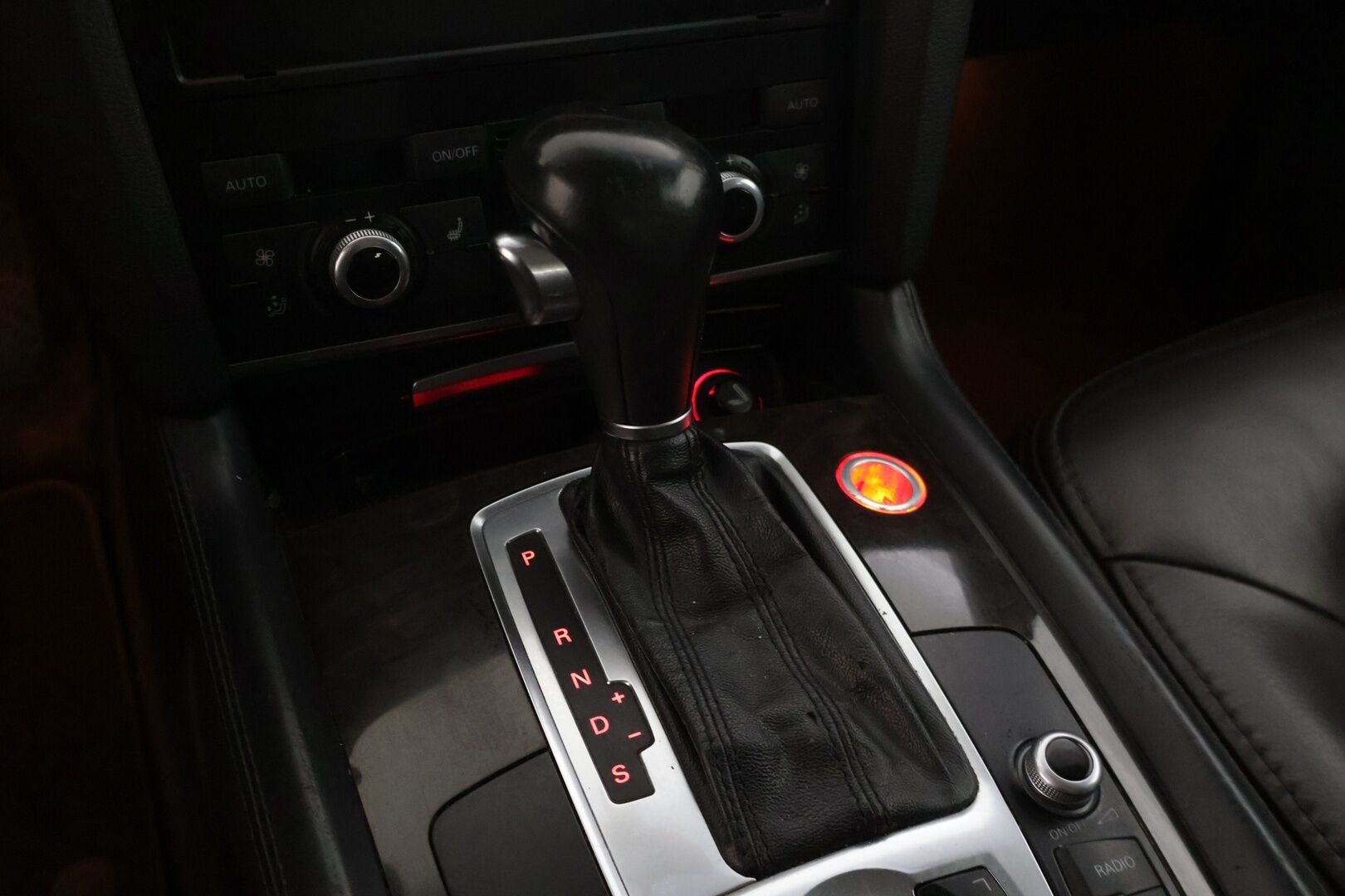 Audi Q7 2010 YritysOutlet - Myydään vain yrityksille -3,0 V6 TDI DPF 176 kW quattro tiptronic-autom. 5-ist. Start-Stop - *Vakionopeudensäädin / Automaattinen ilmastointi / Nahkapenkit / Vetokoukku / Pysäköintitutkat*