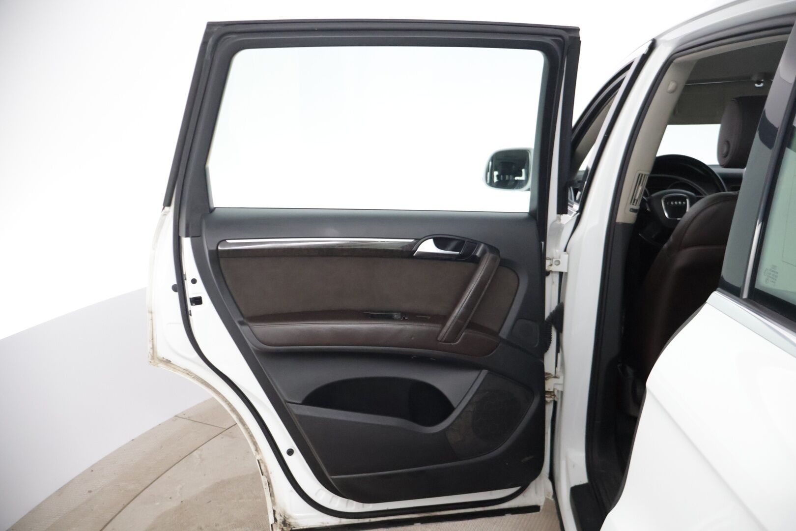 Audi Q7 2010 YritysOutlet - Myydään vain yrityksille -3,0 V6 TDI DPF 176 kW quattro tiptronic-autom. 5-ist. Start-Stop - *Vakionopeudensäädin / Automaattinen ilmastointi / Nahkapenkit / Vetokoukku / Pysäköintitutkat*