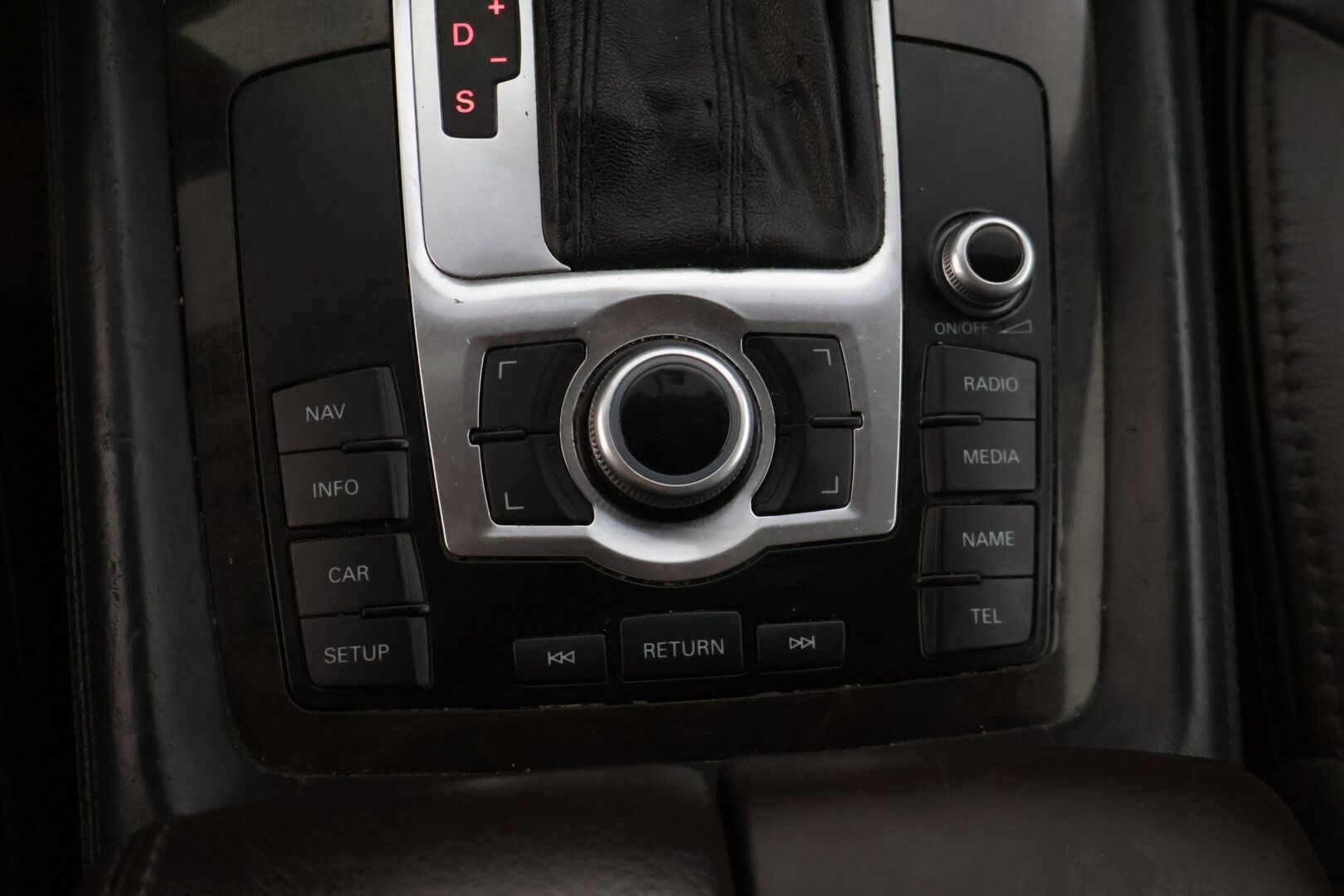 Audi Q7 2010 YritysOutlet - Myydään vain yrityksille -3,0 V6 TDI DPF 176 kW quattro tiptronic-autom. 5-ist. Start-Stop - *Vakionopeudensäädin / Automaattinen ilmastointi / Nahkapenkit / Vetokoukku / Pysäköintitutkat*