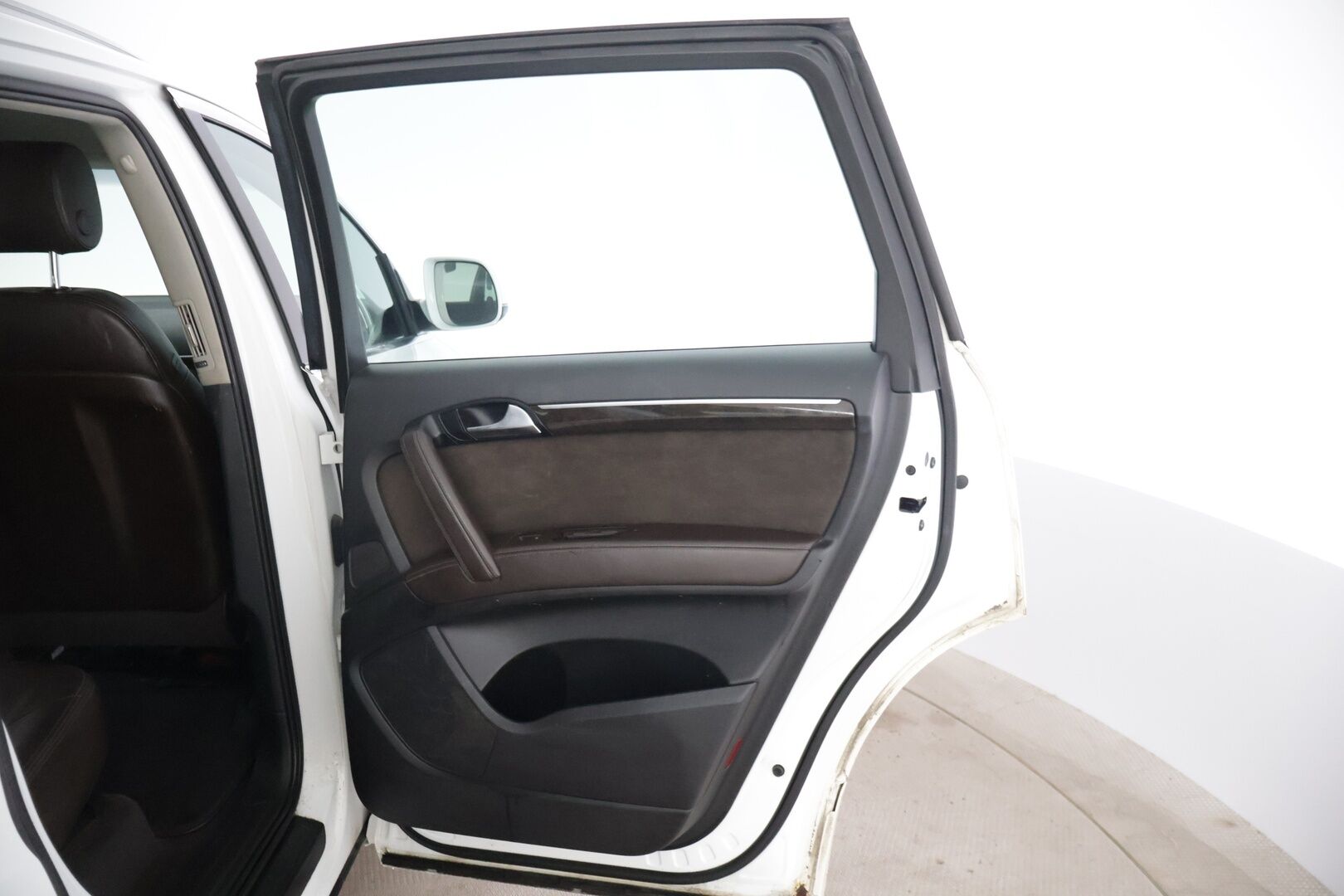 Audi Q7 2010 YritysOutlet - Myydään vain yrityksille -3,0 V6 TDI DPF 176 kW quattro tiptronic-autom. 5-ist. Start-Stop - *Vakionopeudensäädin / Automaattinen ilmastointi / Nahkapenkit / Vetokoukku / Pysäköintitutkat*