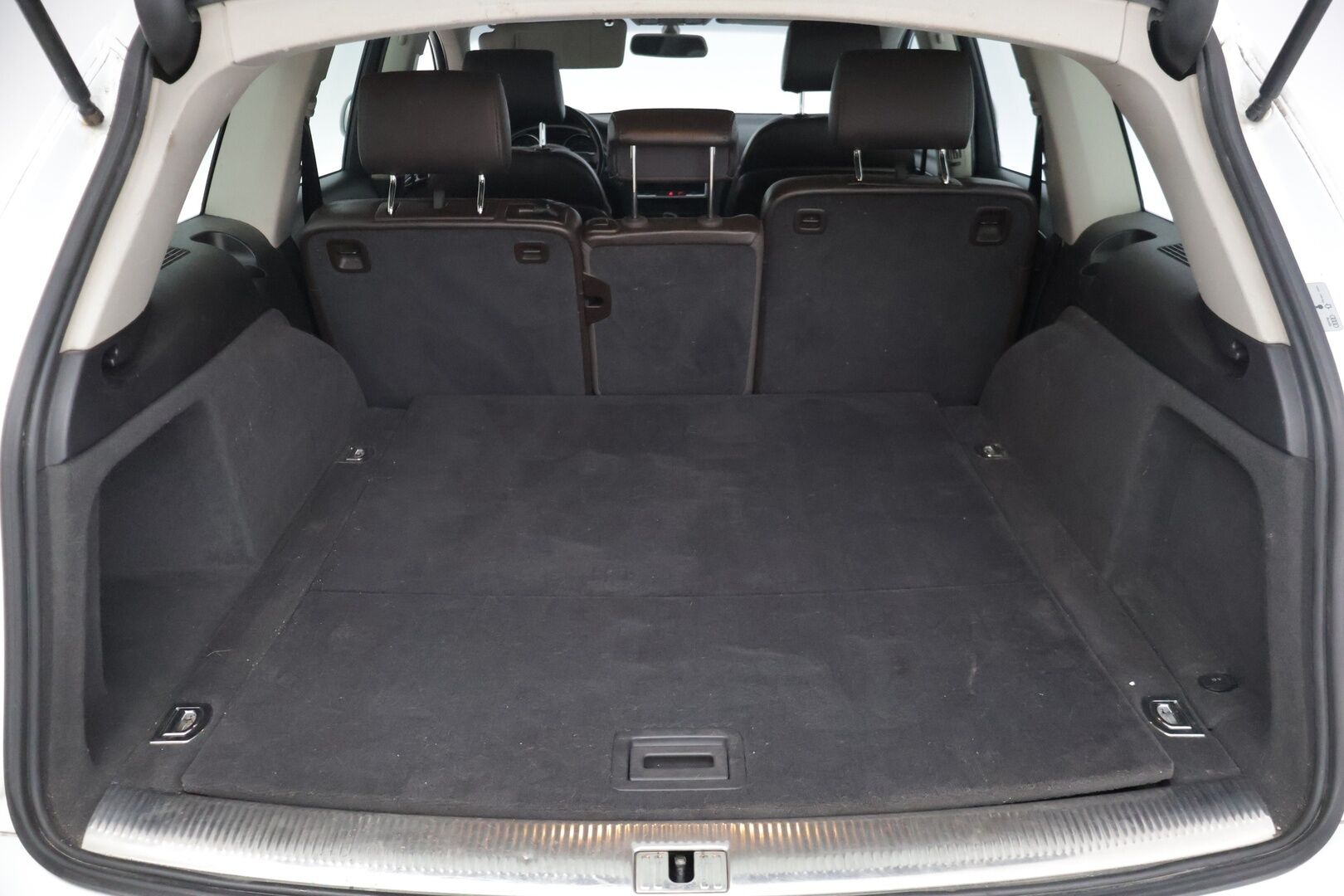 Audi Q7 2010 YritysOutlet - Myydään vain yrityksille -3,0 V6 TDI DPF 176 kW quattro tiptronic-autom. 5-ist. Start-Stop - *Vakionopeudensäädin / Automaattinen ilmastointi / Nahkapenkit / Vetokoukku / Pysäköintitutkat*