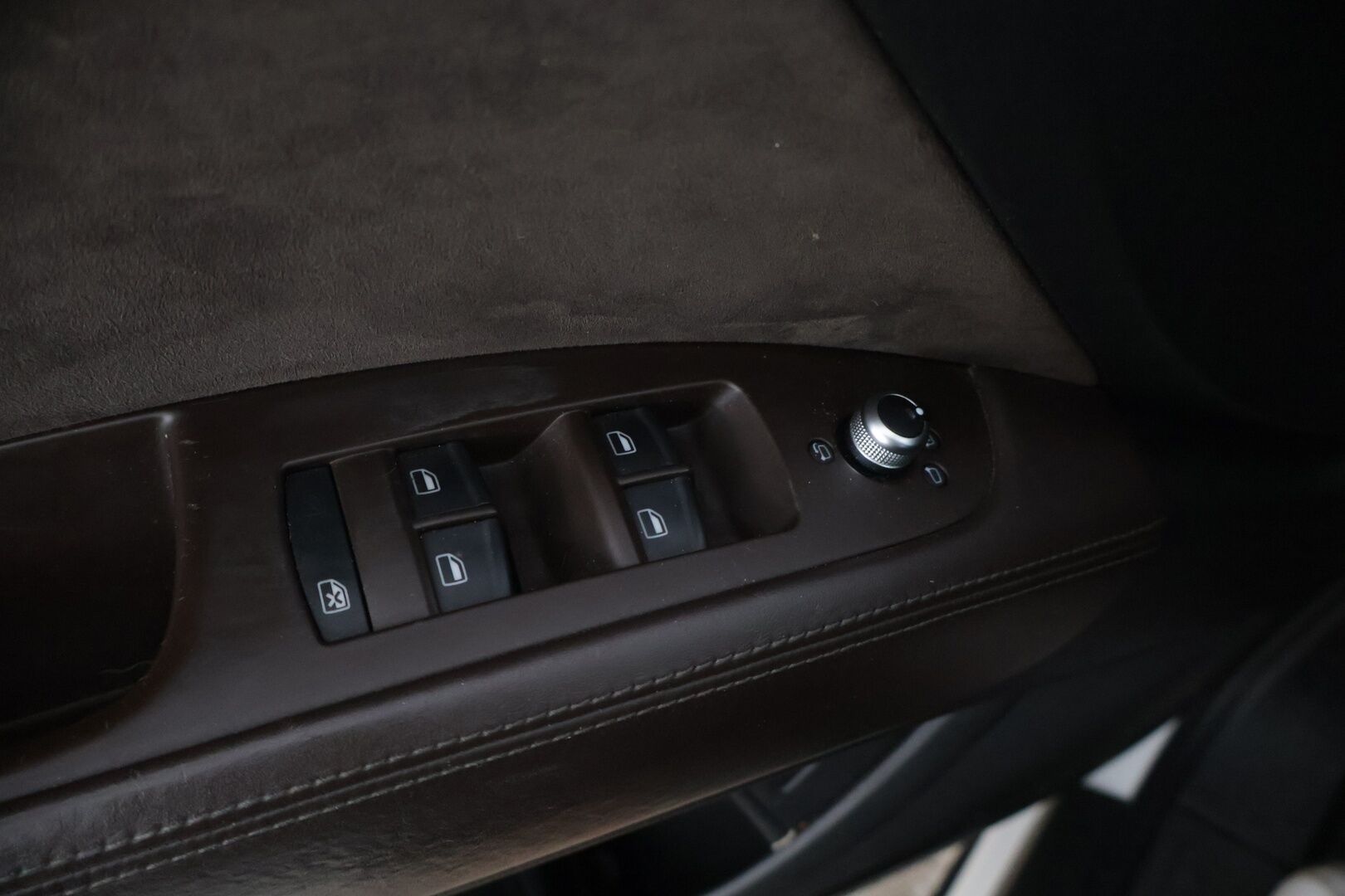 Audi Q7 2010 YritysOutlet - Myydään vain yrityksille -3,0 V6 TDI DPF 176 kW quattro tiptronic-autom. 5-ist. Start-Stop - *Vakionopeudensäädin / Automaattinen ilmastointi / Nahkapenkit / Vetokoukku / Pysäköintitutkat*