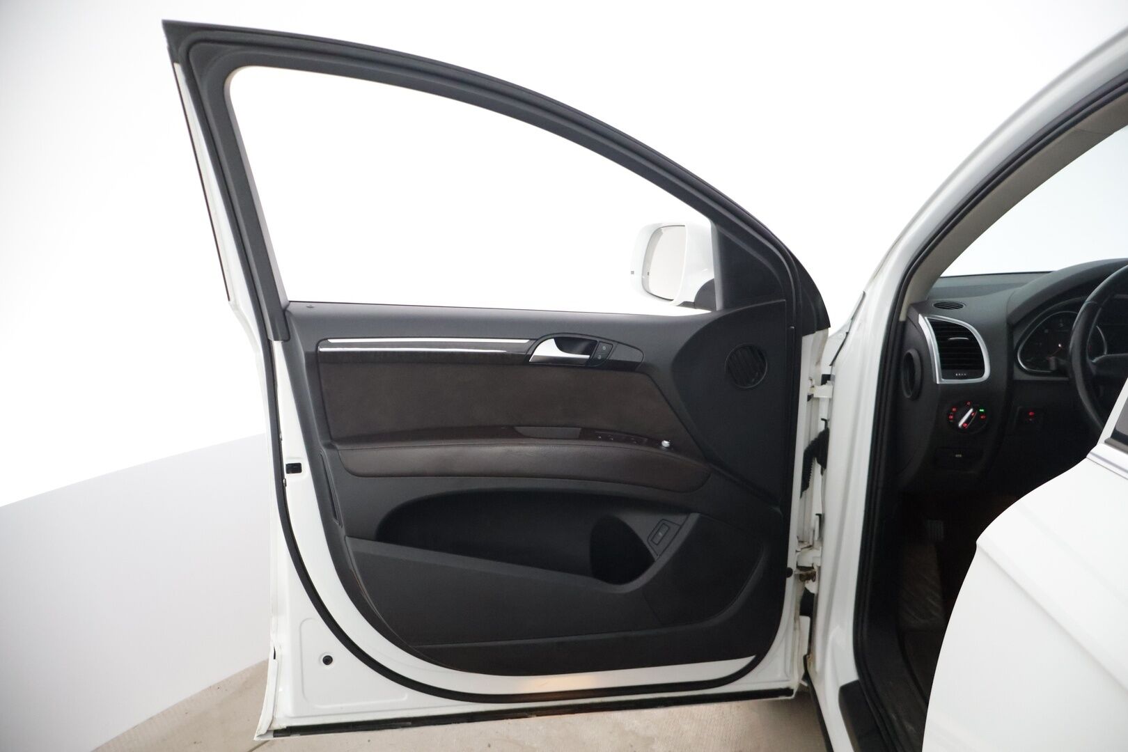 Audi Q7 2010 YritysOutlet - Myydään vain yrityksille -3,0 V6 TDI DPF 176 kW quattro tiptronic-autom. 5-ist. Start-Stop - *Vakionopeudensäädin / Automaattinen ilmastointi / Nahkapenkit / Vetokoukku / Pysäköintitutkat*