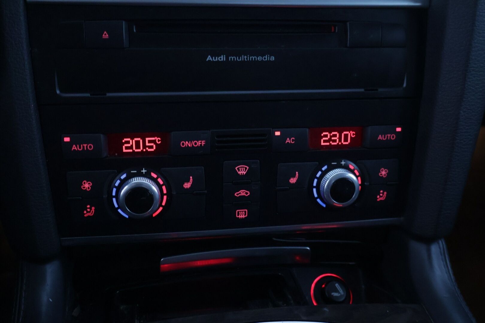 Audi Q7 2010 YritysOutlet - Myydään vain yrityksille -3,0 V6 TDI DPF 176 kW quattro tiptronic-autom. 5-ist. Start-Stop - *Vakionopeudensäädin / Automaattinen ilmastointi / Nahkapenkit / Vetokoukku / Pysäköintitutkat*