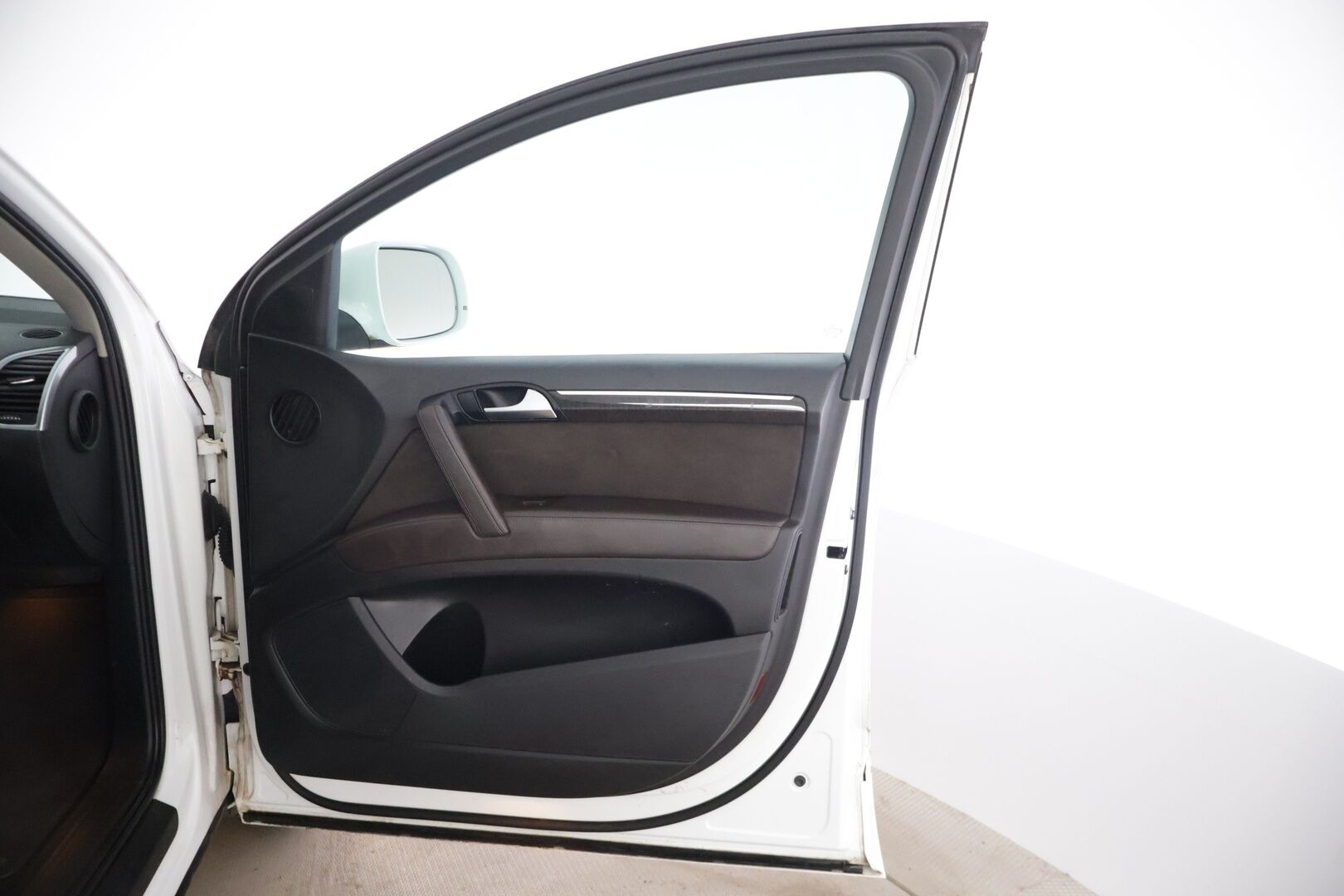 Audi Q7 2010 YritysOutlet - Myydään vain yrityksille -3,0 V6 TDI DPF 176 kW quattro tiptronic-autom. 5-ist. Start-Stop - *Vakionopeudensäädin / Automaattinen ilmastointi / Nahkapenkit / Vetokoukku / Pysäköintitutkat*