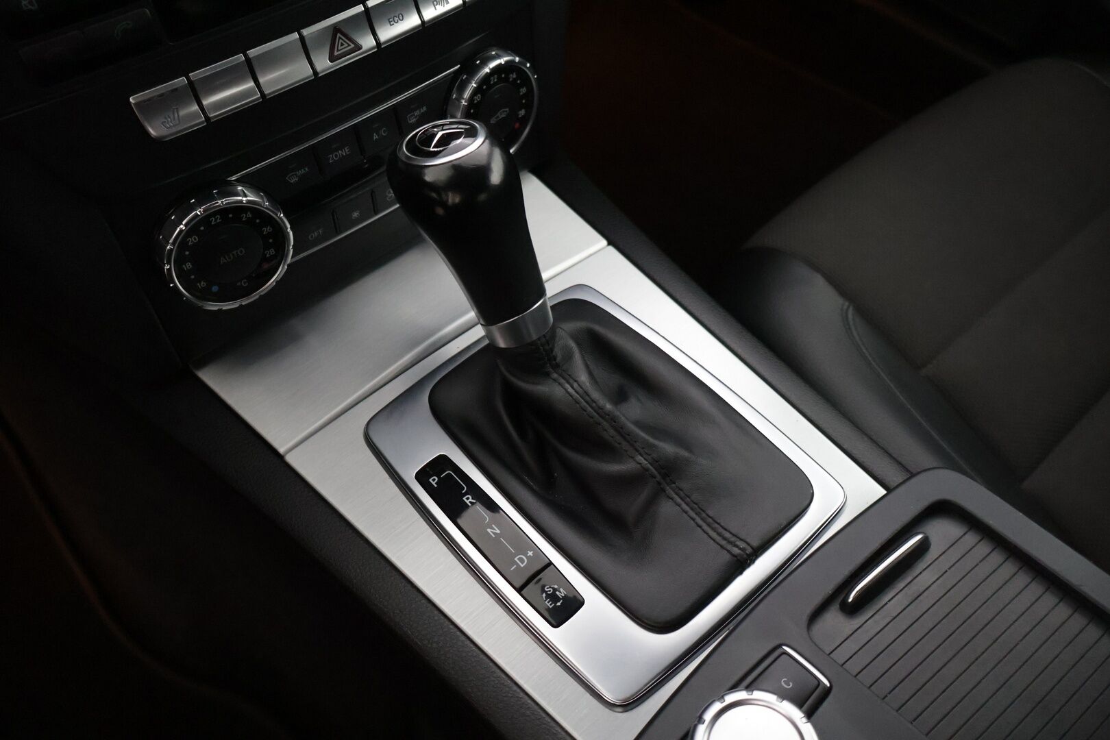 Mercedes-Benz C 2011 C 220 CDI Coupé * AMG / Etu- ja takatutkat / Puolinahat / Lohko / Puolisähköpenkit / 2x renkaat / Mustakatto * - * Hienokuntoinen / Särmä huoltohistoria / AMG paketilla / Parhaalla tekniikalla *