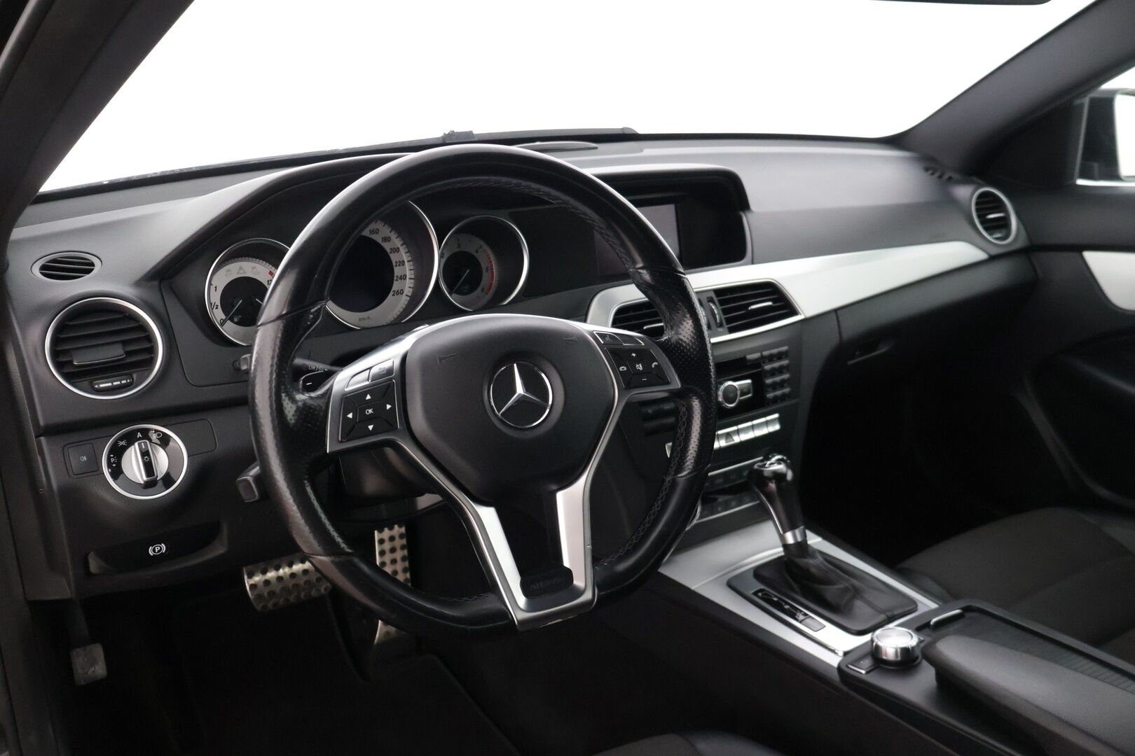 Mercedes-Benz C 2011 C 220 CDI Coupé * AMG / Etu- ja takatutkat / Puolinahat / Lohko / Puolisähköpenkit / 2x renkaat / Mustakatto * - * Hienokuntoinen / Särmä huoltohistoria / AMG paketilla / Parhaalla tekniikalla *