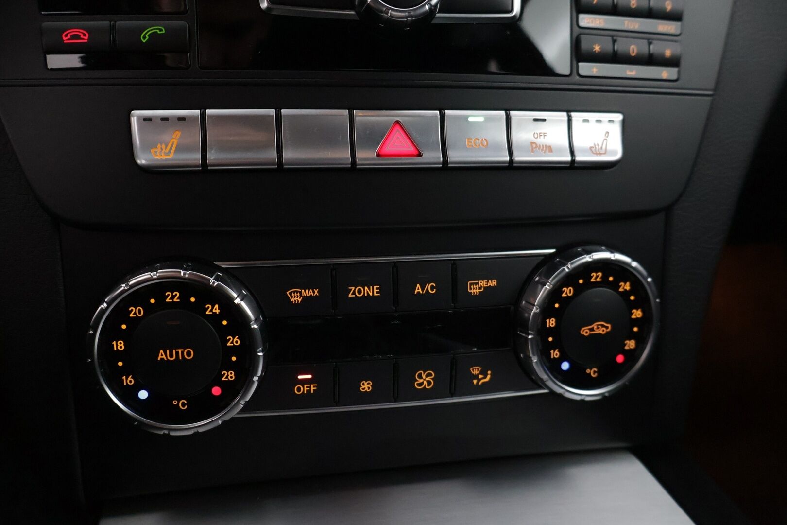 Mercedes-Benz C 2011 C 220 CDI Coupé * AMG / Etu- ja takatutkat / Puolinahat / Lohko / Puolisähköpenkit / 2x renkaat / Mustakatto * - * Hienokuntoinen / Särmä huoltohistoria / AMG paketilla / Parhaalla tekniikalla *