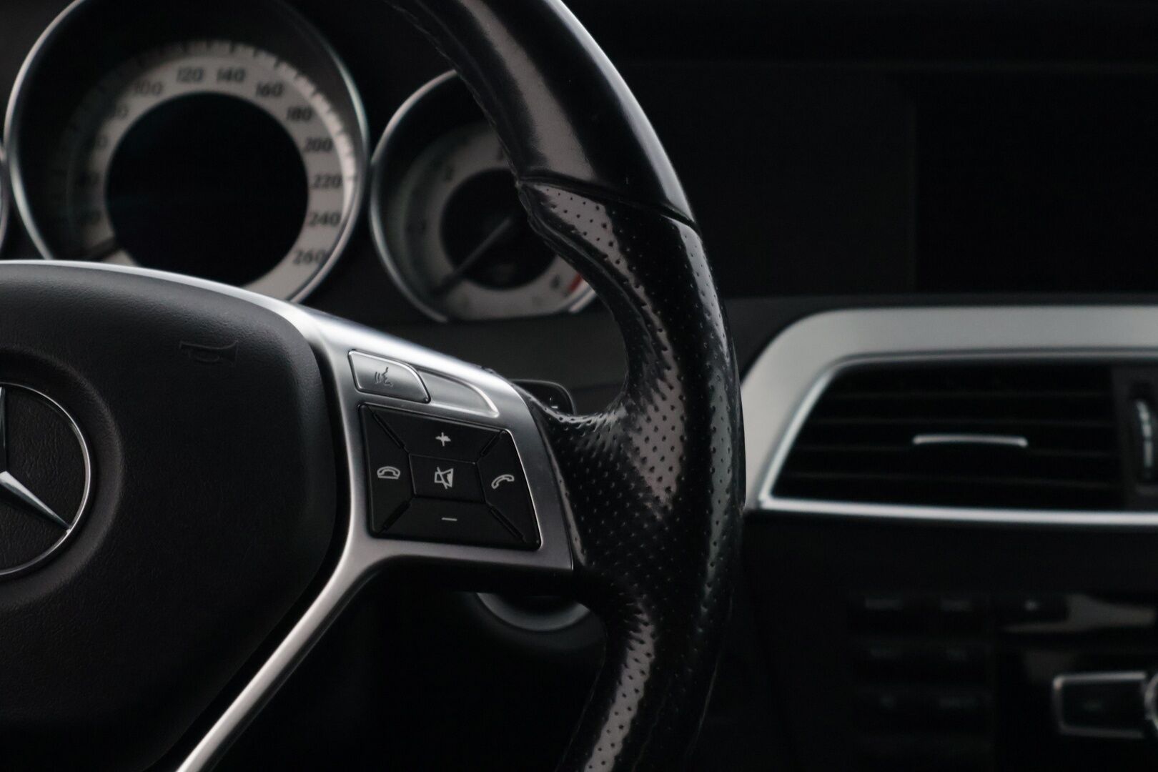 Mercedes-Benz C 2011 C 220 CDI Coupé * AMG / Etu- ja takatutkat / Puolinahat / Lohko / Puolisähköpenkit / 2x renkaat / Mustakatto * - * Hienokuntoinen / Särmä huoltohistoria / AMG paketilla / Parhaalla tekniikalla *