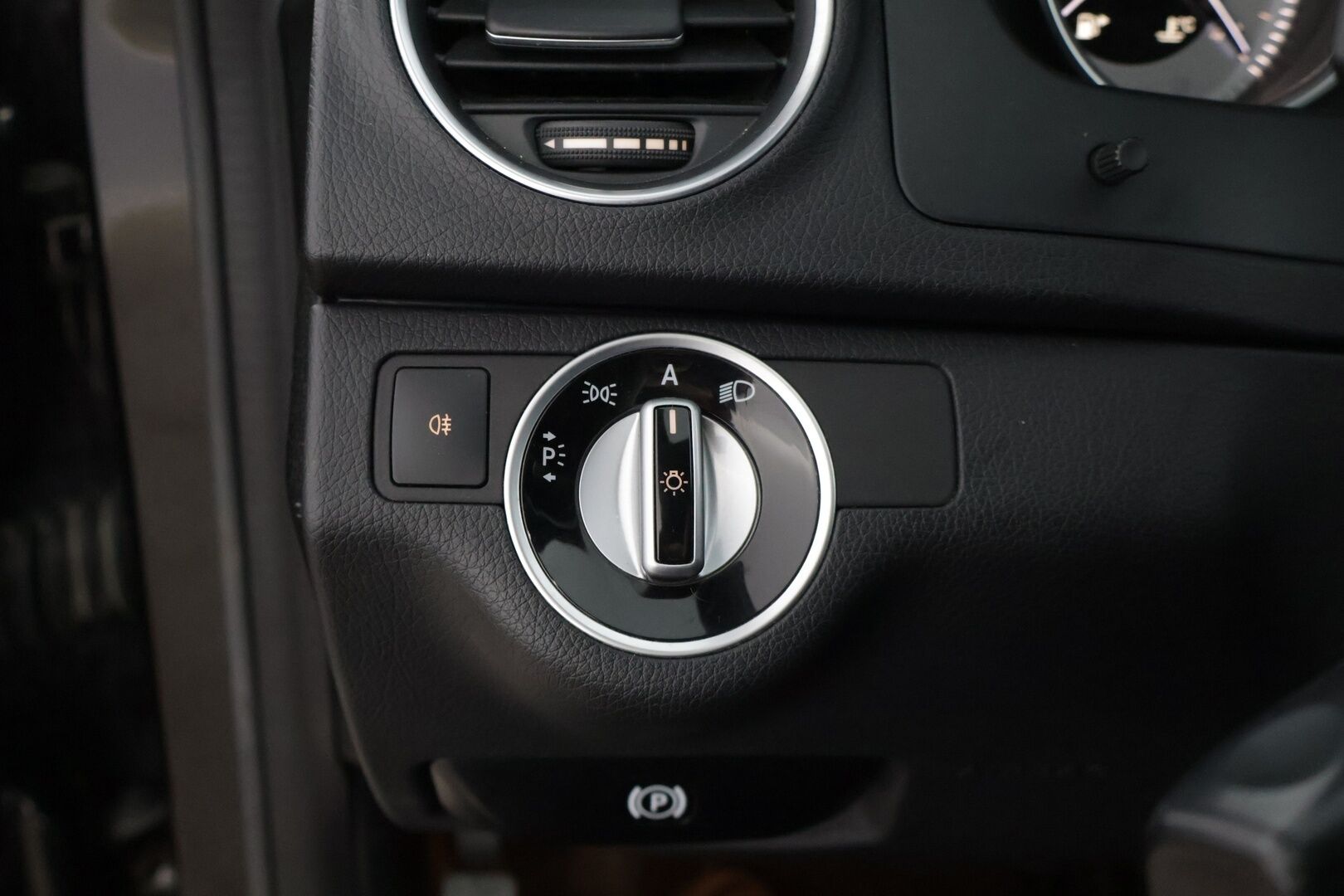 Mercedes-Benz C 2011 C 220 CDI Coupé * AMG / Etu- ja takatutkat / Puolinahat / Lohko / Puolisähköpenkit / 2x renkaat / Mustakatto * - * Hienokuntoinen / Särmä huoltohistoria / AMG paketilla / Parhaalla tekniikalla *