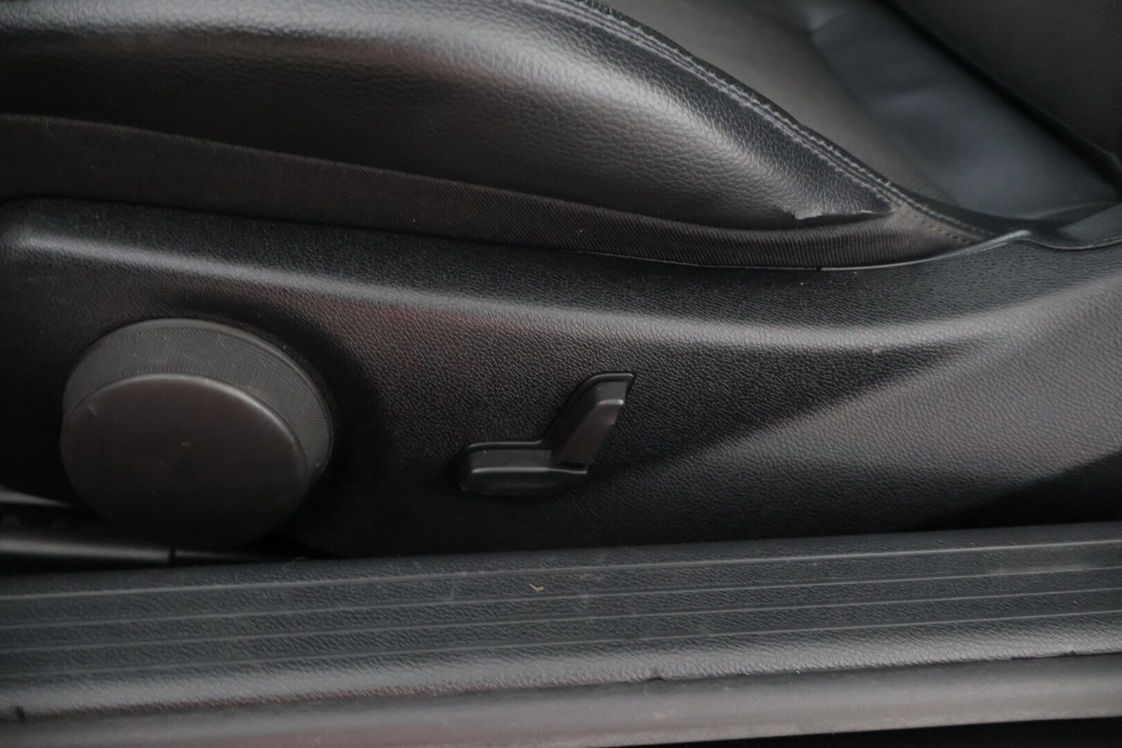 Mercedes-Benz C 2011 C 220 CDI Coupé * AMG / Etu- ja takatutkat / Puolinahat / Lohko / Puolisähköpenkit / 2x renkaat / Mustakatto * - * Hienokuntoinen / Särmä huoltohistoria / AMG paketilla / Parhaalla tekniikalla *