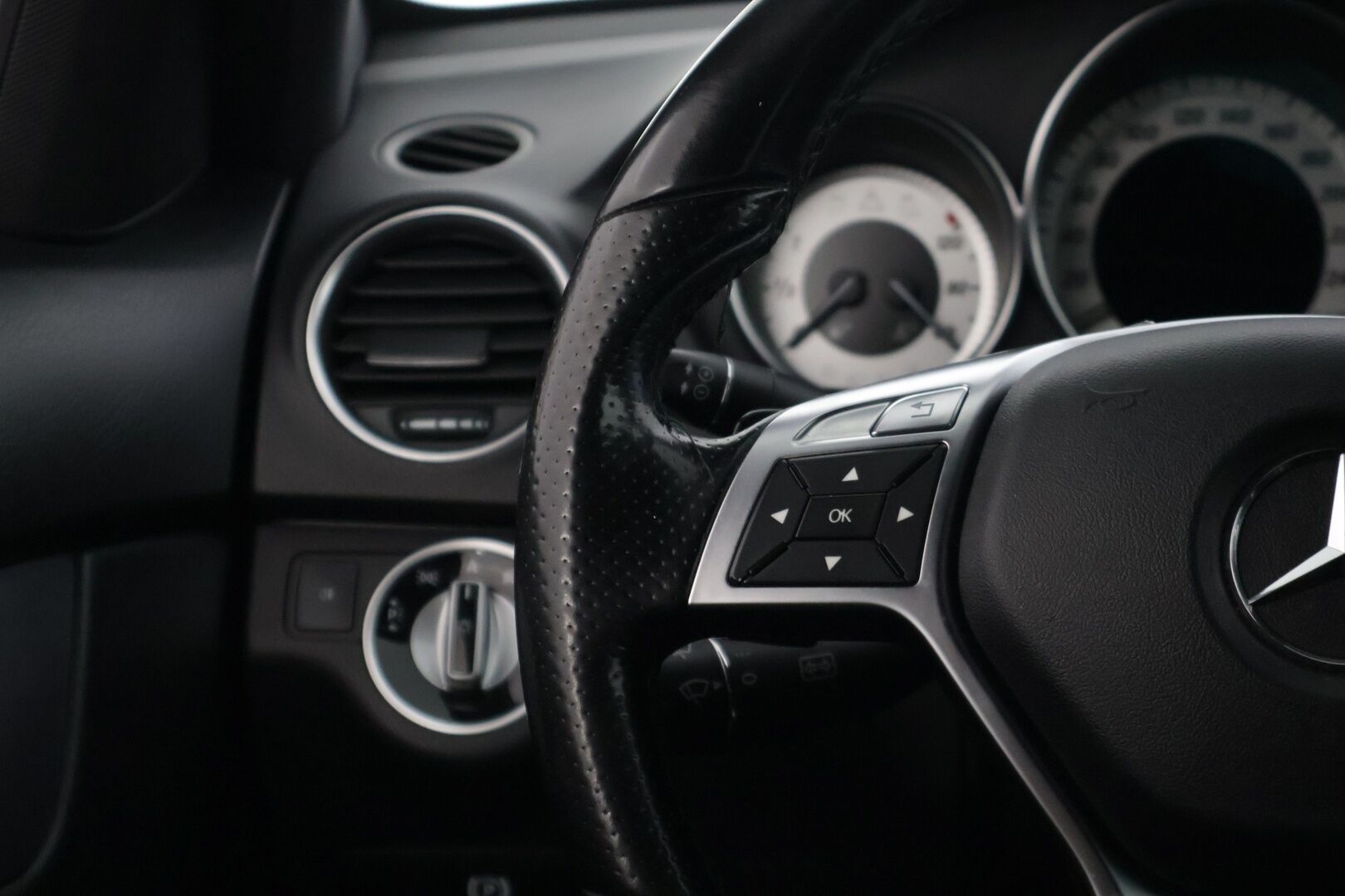 Mercedes-Benz C 2011 C 220 CDI Coupé * AMG / Etu- ja takatutkat / Puolinahat / Lohko / Puolisähköpenkit / 2x renkaat / Mustakatto * - * Hienokuntoinen / Särmä huoltohistoria / AMG paketilla / Parhaalla tekniikalla *