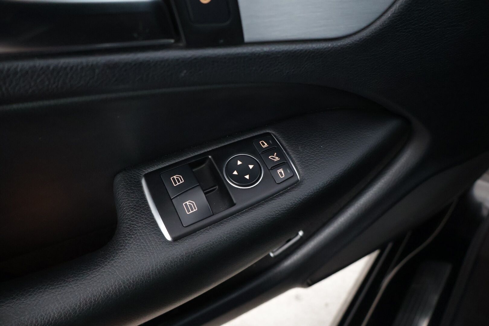 Mercedes-Benz C 2011 C 220 CDI Coupé * AMG / Etu- ja takatutkat / Puolinahat / Lohko / Puolisähköpenkit / 2x renkaat / Mustakatto * - * Hienokuntoinen / Särmä huoltohistoria / AMG paketilla / Parhaalla tekniikalla *