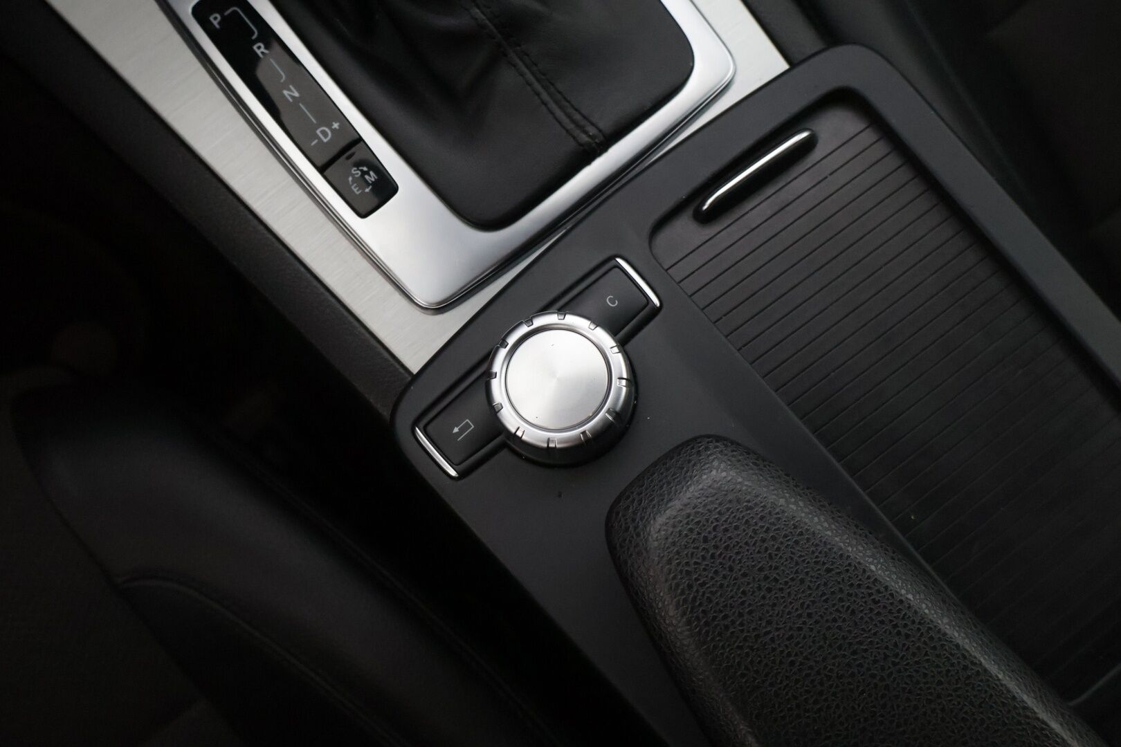 Mercedes-Benz C 2011 C 220 CDI Coupé * AMG / Etu- ja takatutkat / Puolinahat / Lohko / Puolisähköpenkit / 2x renkaat / Mustakatto * - * Hienokuntoinen / Särmä huoltohistoria / AMG paketilla / Parhaalla tekniikalla *