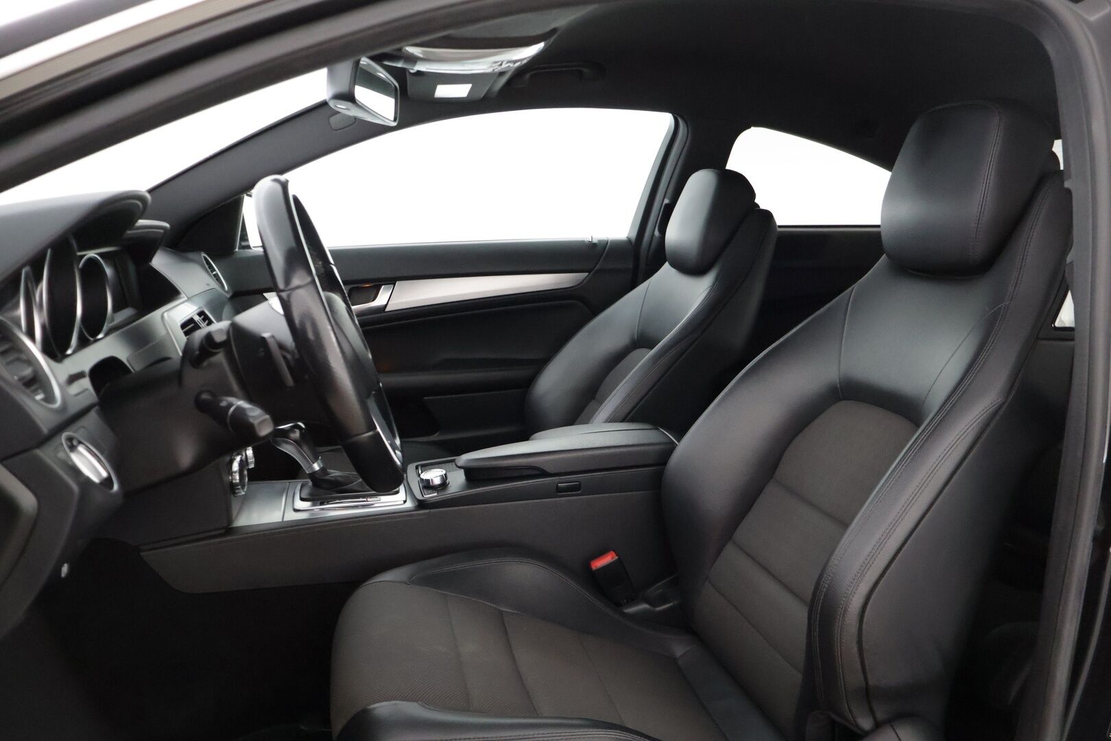 Mercedes-Benz C 2011 C 220 CDI Coupé * AMG / Etu- ja takatutkat / Puolinahat / Lohko / Puolisähköpenkit / 2x renkaat / Mustakatto * - * Hienokuntoinen / Särmä huoltohistoria / AMG paketilla / Parhaalla tekniikalla *