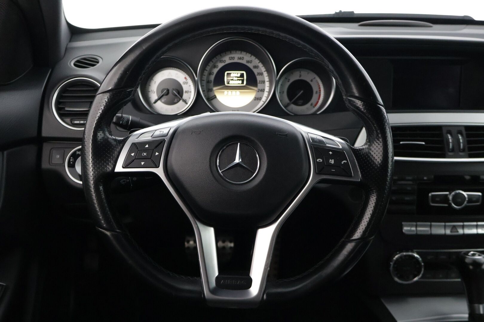 Mercedes-Benz C 2011 C 220 CDI Coupé * AMG / Etu- ja takatutkat / Puolinahat / Lohko / Puolisähköpenkit / 2x renkaat / Mustakatto * - * Hienokuntoinen / Särmä huoltohistoria / AMG paketilla / Parhaalla tekniikalla *