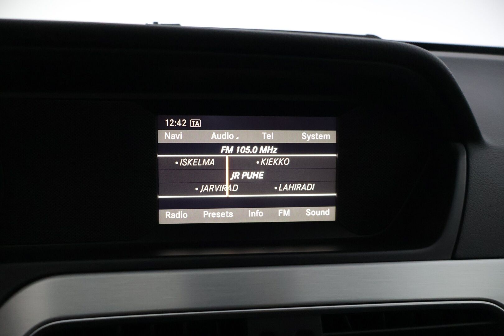 Mercedes-Benz C 2011 C 220 CDI Coupé * AMG / Etu- ja takatutkat / Puolinahat / Lohko / Puolisähköpenkit / 2x renkaat / Mustakatto * - * Hienokuntoinen / Särmä huoltohistoria / AMG paketilla / Parhaalla tekniikalla *