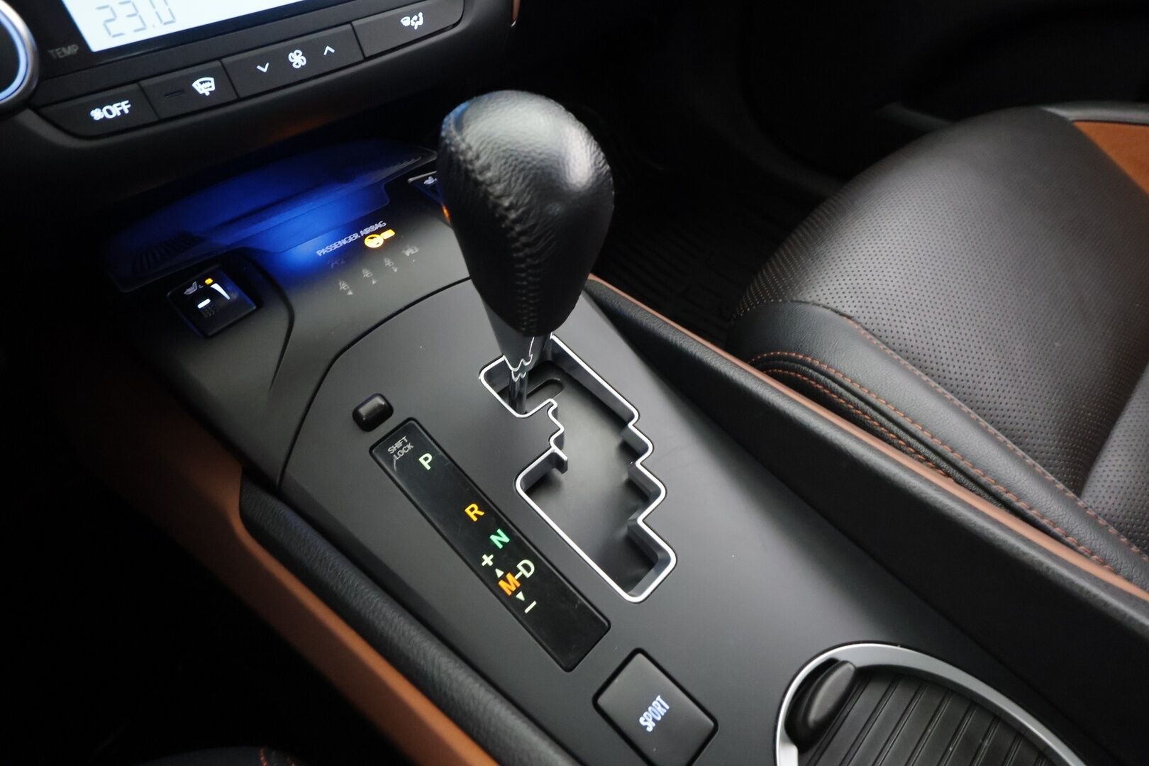 Toyota Avensis 2016 1,8 Valvematic Active Sedan Multidrive S * Vakkari / P.kamera / Puolinahat / LED / Navi / Facelift / Lohkolämmitin / KeylessGo * - Suomi-auto / Kahdet renkaat aluvanteilla / Merkkihuollettu - HULLUT BLACKWEEK JATKOT - KORKOTARJOUS 2,49%