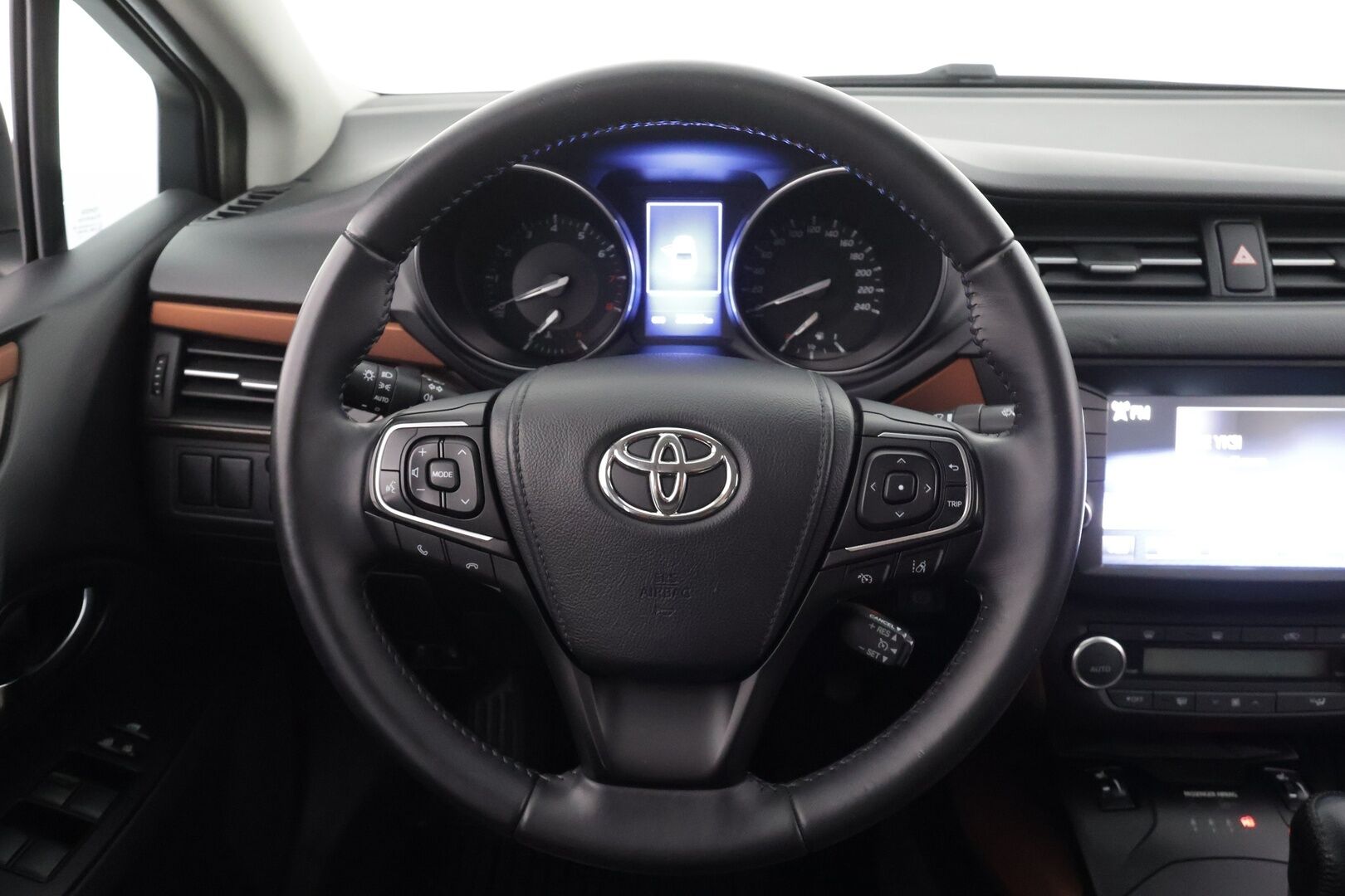 Toyota Avensis 2016 1,8 Valvematic Active Sedan Multidrive S * Vakkari / P.kamera / Puolinahat / LED / Navi / Facelift / Lohkolämmitin / KeylessGo * - Suomi-auto / Kahdet renkaat aluvanteilla / Merkkihuollettu