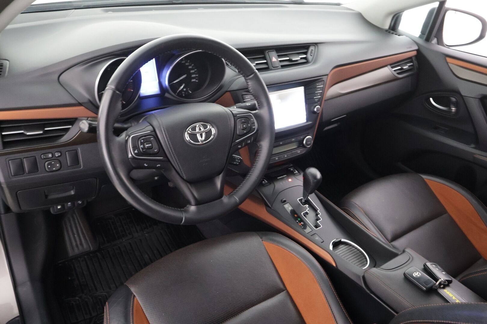 Toyota Avensis 2016 1,8 Valvematic Active Sedan Multidrive S * Vakkari / P.kamera / Puolinahat / LED / Navi / Facelift / Lohkolämmitin / KeylessGo * - Suomi-auto / Kahdet renkaat aluvanteilla / Merkkihuollettu
