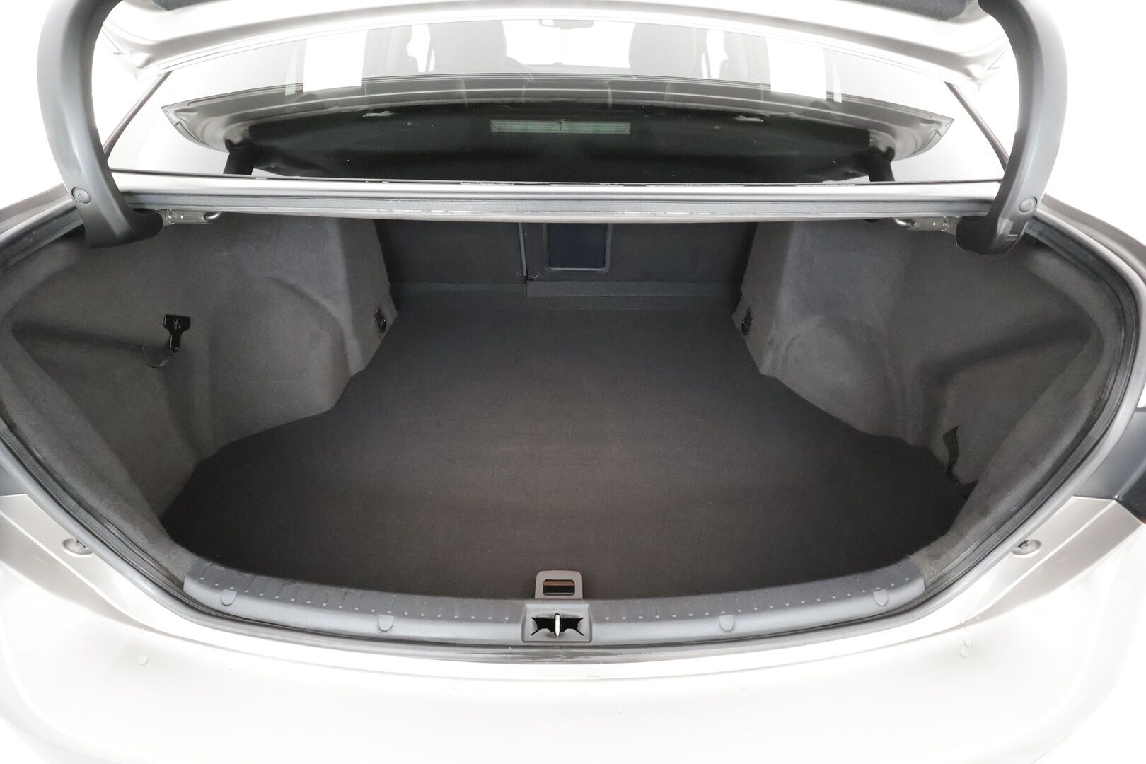 Toyota Avensis 2016 1,8 Valvematic Active Sedan Multidrive S * Vakkari / P.kamera / Puolinahat / LED / Navi / Facelift / Lohkolämmitin / KeylessGo * - Suomi-auto / Kahdet renkaat aluvanteilla / Merkkihuollettu