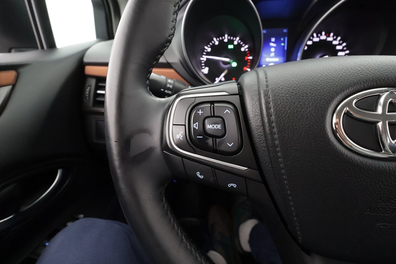 Toyota Avensis 2016 1,8 Valvematic Active Sedan Multidrive S * Vakkari / P.kamera / Puolinahat / LED / Navi / Facelift / Lohkolämmitin / KeylessGo * - Suomi-auto / Kahdet renkaat aluvanteilla / Merkkihuollettu - HULLUT BLACKWEEK JATKOT - KORKOTARJOUS 2,49%