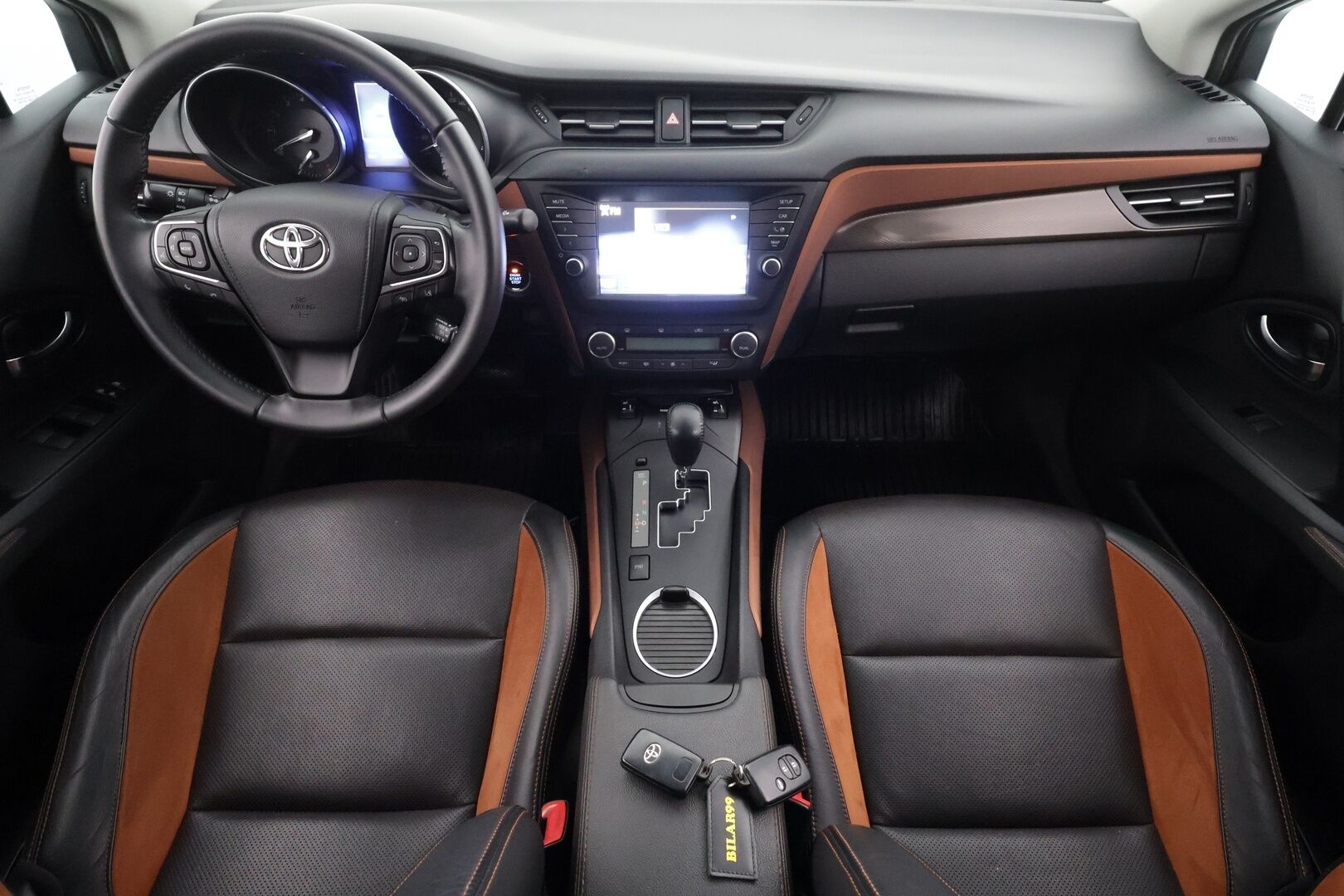 Toyota Avensis 2016 1,8 Valvematic Active Sedan Multidrive S * Vakkari / P.kamera / Puolinahat / LED / Navi / Facelift / Lohkolämmitin / KeylessGo * - Suomi-auto / Kahdet renkaat aluvanteilla / Merkkihuollettu