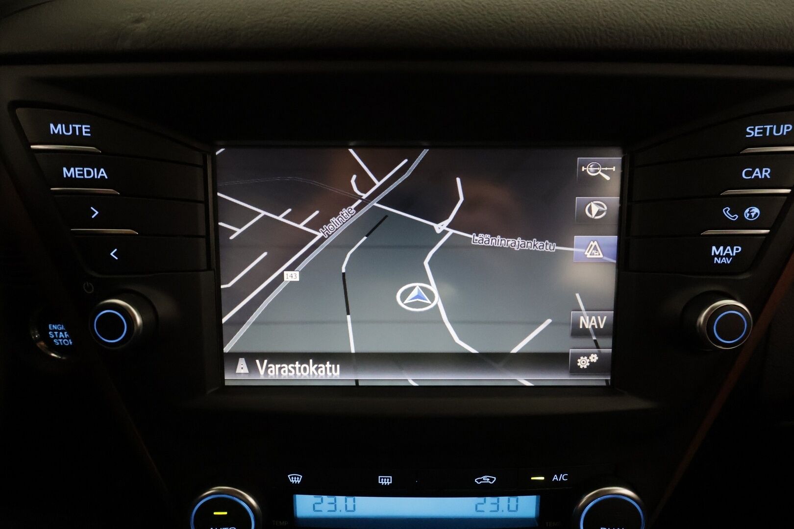 Toyota Avensis 2016 1,8 Valvematic Active Sedan Multidrive S * Vakkari / P.kamera / Puolinahat / LED / Navi / Facelift / Lohkolämmitin / KeylessGo * - Suomi-auto / Kahdet renkaat aluvanteilla / Merkkihuollettu - HULLUT BLACKWEEK JATKOT - KORKOTARJOUS 2,49%