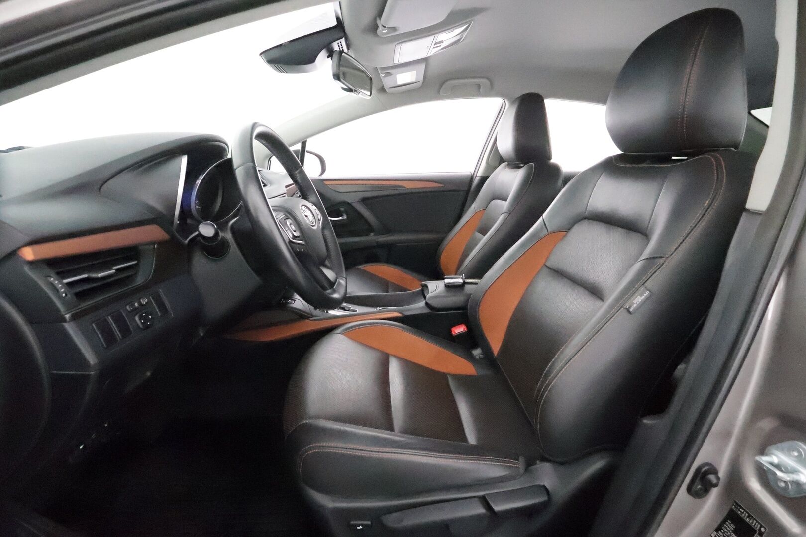 Toyota Avensis 2016 1,8 Valvematic Active Sedan Multidrive S * Vakkari / P.kamera / Puolinahat / LED / Navi / Facelift / Lohkolämmitin / KeylessGo * - Suomi-auto / Kahdet renkaat aluvanteilla / Merkkihuollettu