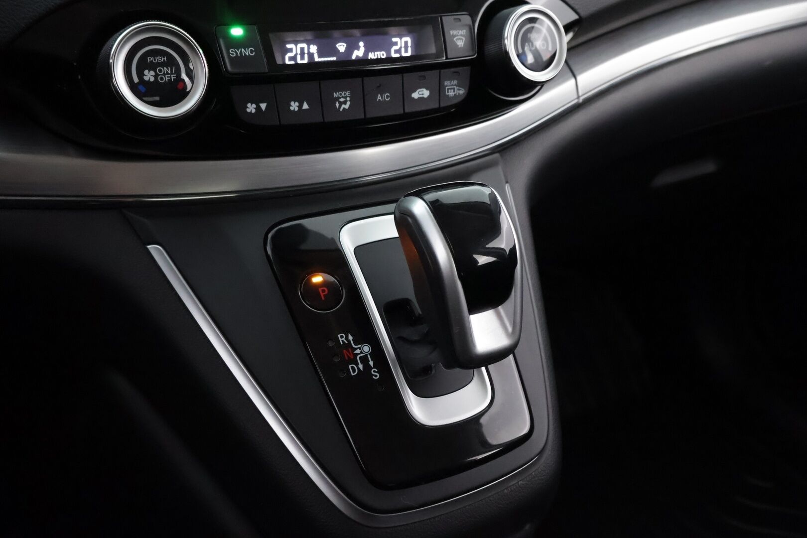 Honda CR-V 2016 1,6 Diesel Lifestyle AT - 2.OM Suomiauto | Webasto | Peruutuskamera | Vetokoukku | Vakkari | Puolinahat | Lohkolämmitin | Lisävalo | Juuri saapunut! - KORKO VAIN 3,99 %