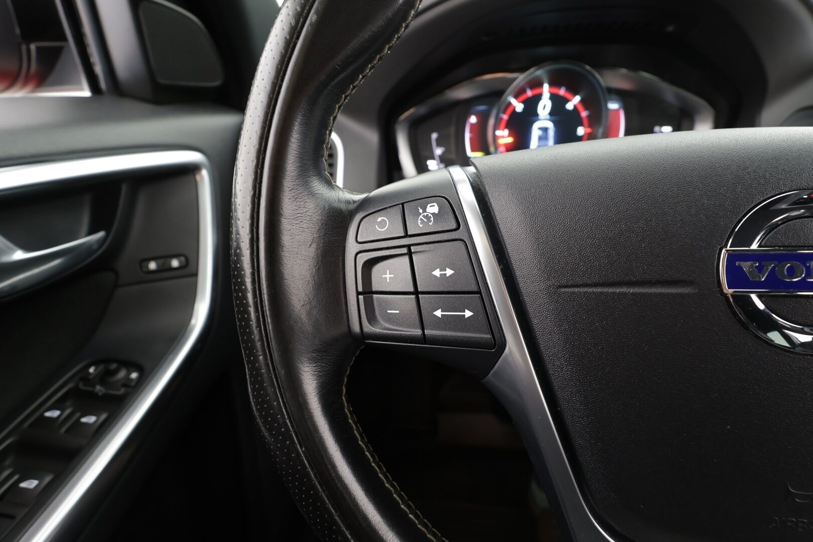 Volvo XC60 2016 D4 AWD Business R-Design aut * ACC / Webasto / Xenon / Sporttipenkit / Navi / H&K / BLIS / P.tutkat * - Suomi-auto