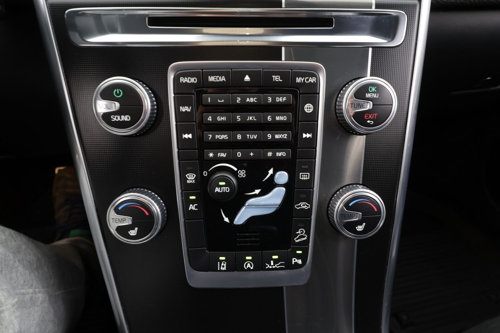 Volvo XC60 2016 D4 AWD Business R-Design aut * ACC / Webasto / Xenon / Sporttipenkit / Navi / H&K / BLIS / P.tutkat * - Suomi-auto